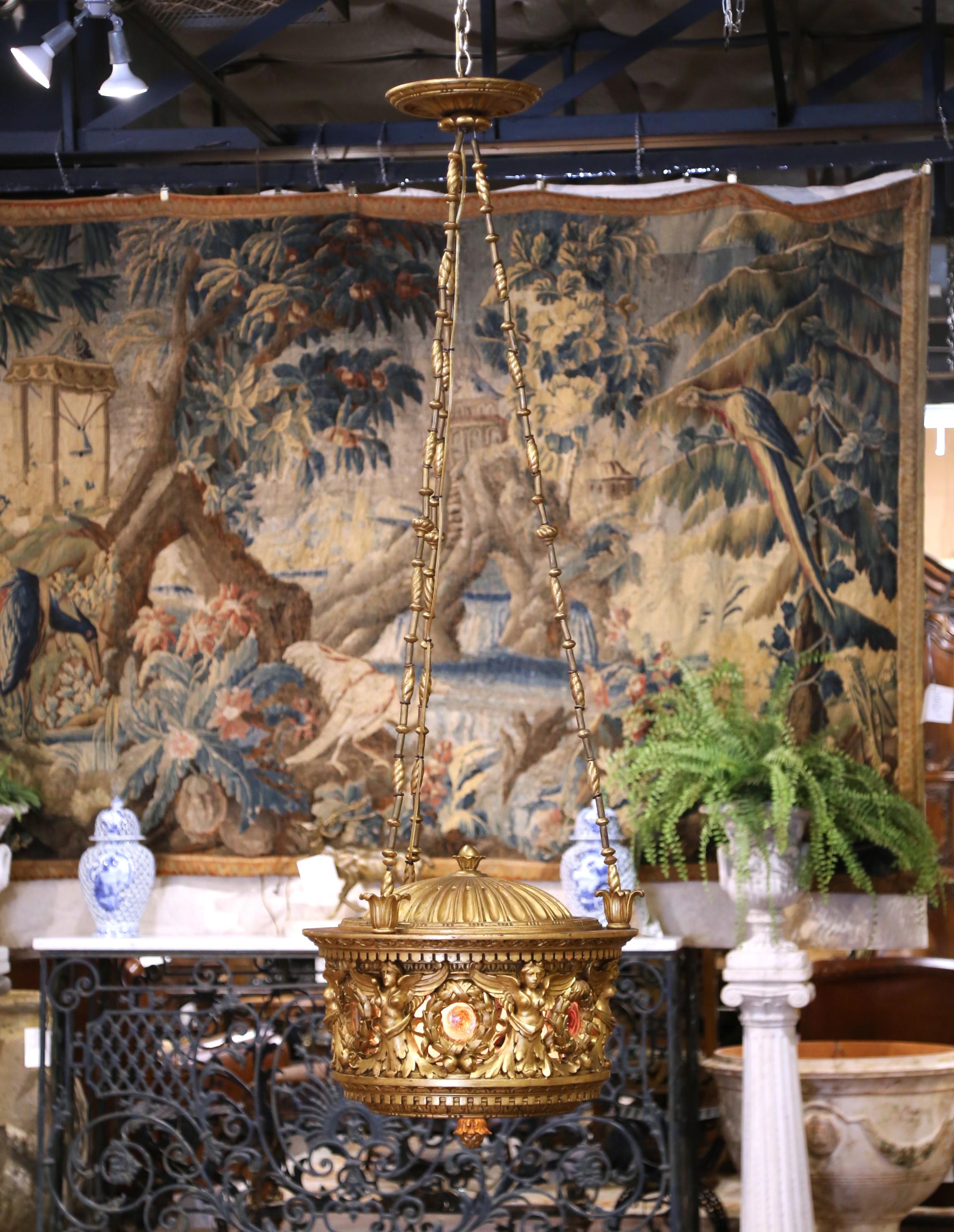 Sculpté à la main A.I.C. Chandelier italien néoclassique en bois doré et verre avec sculptures figuratives en vente