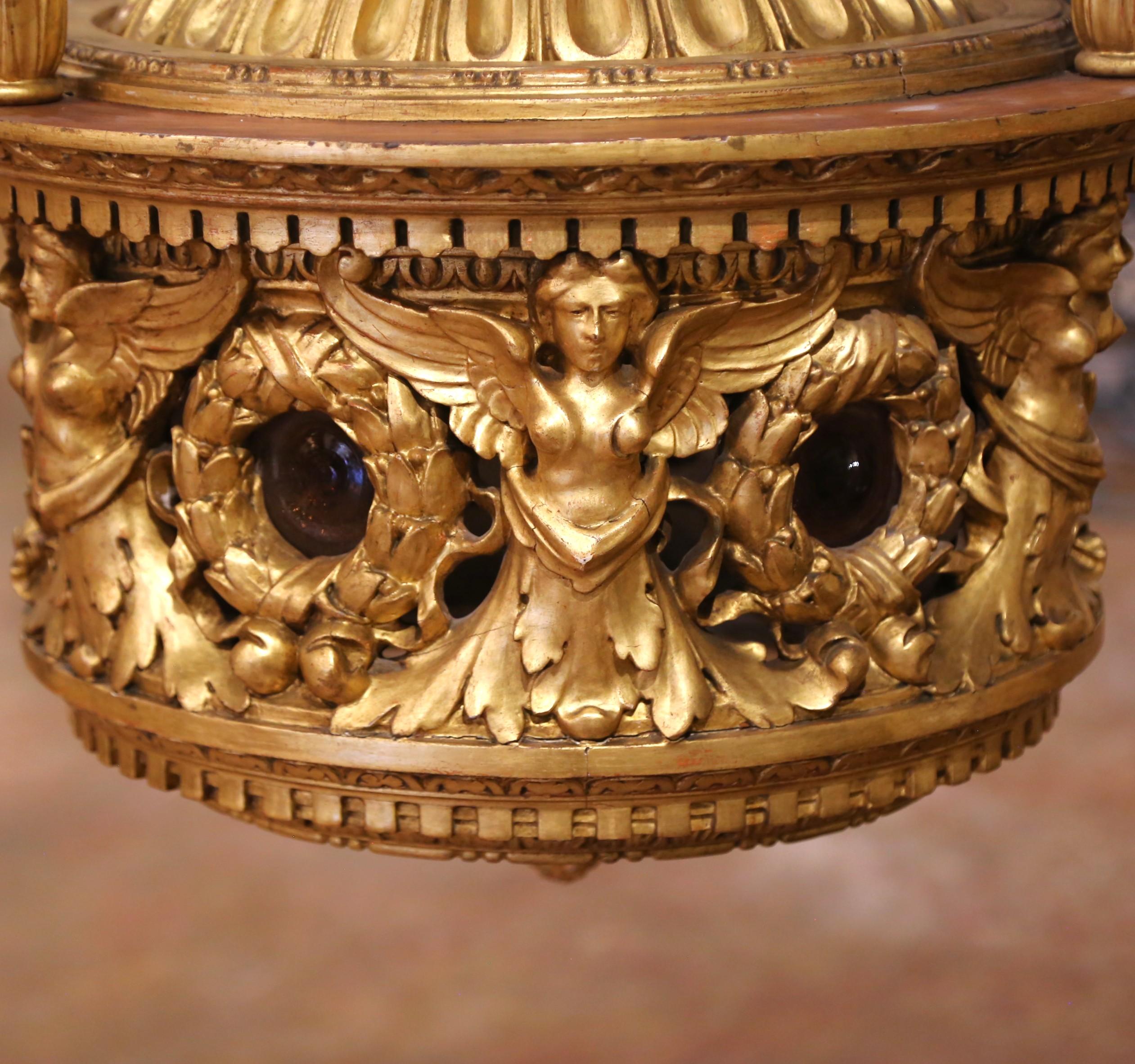 A.I.C. Chandelier italien néoclassique en bois doré et verre avec sculptures figuratives Excellent état - En vente à Dallas, TX