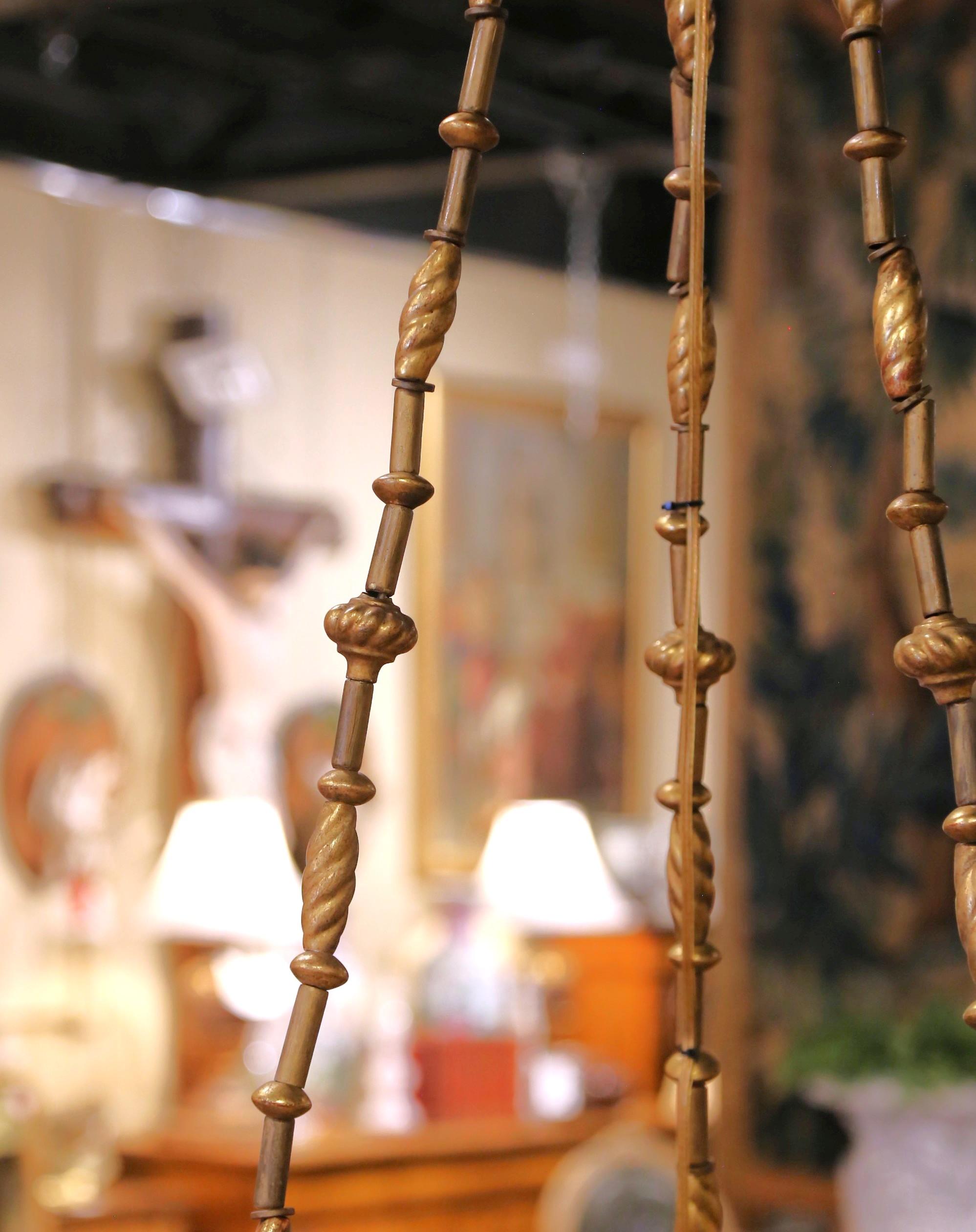 Bois doré A.I.C. Chandelier italien néoclassique en bois doré et verre avec sculptures figuratives en vente