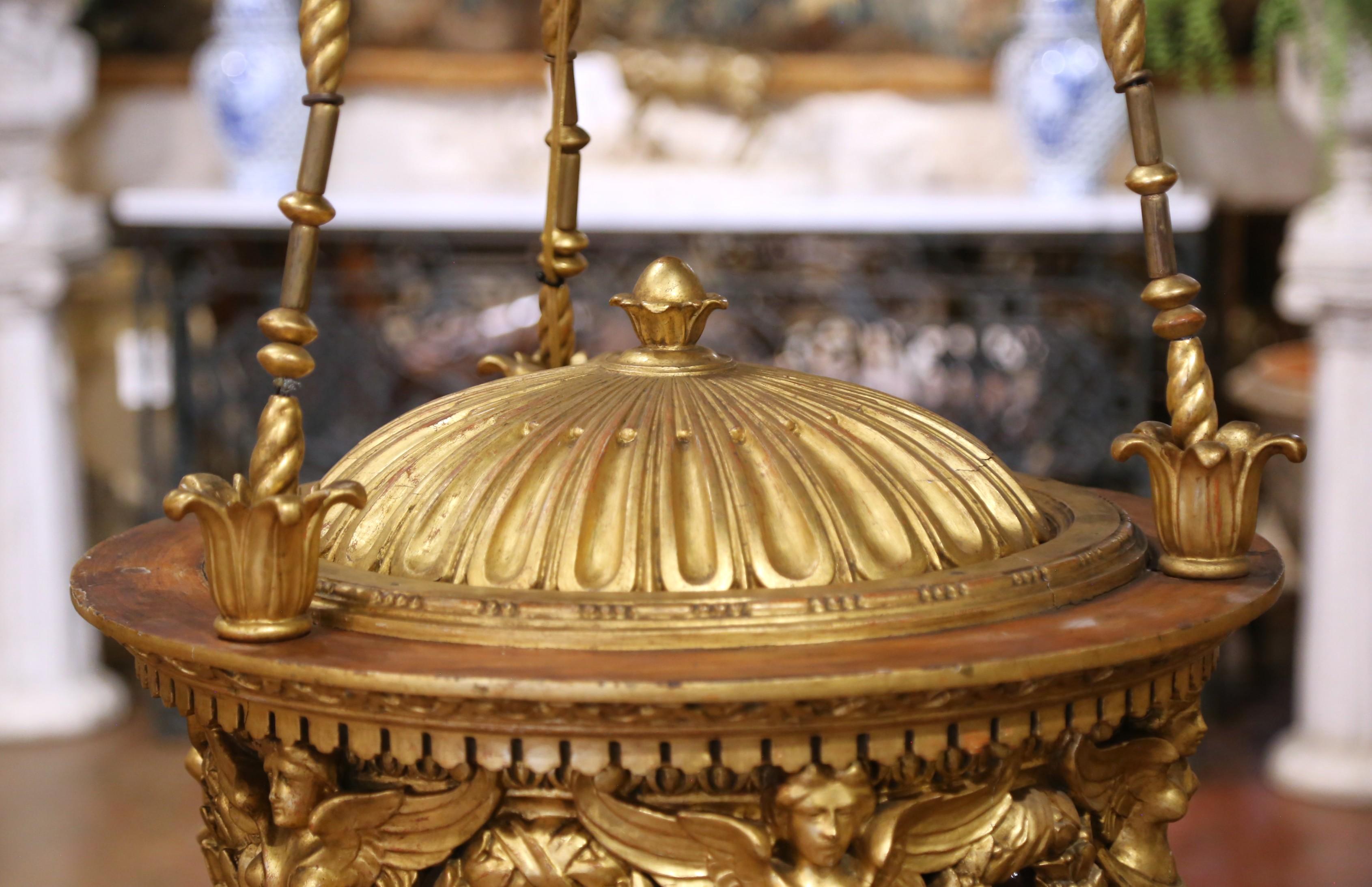 A.I.C. Chandelier italien néoclassique en bois doré et verre avec sculptures figuratives en vente 1