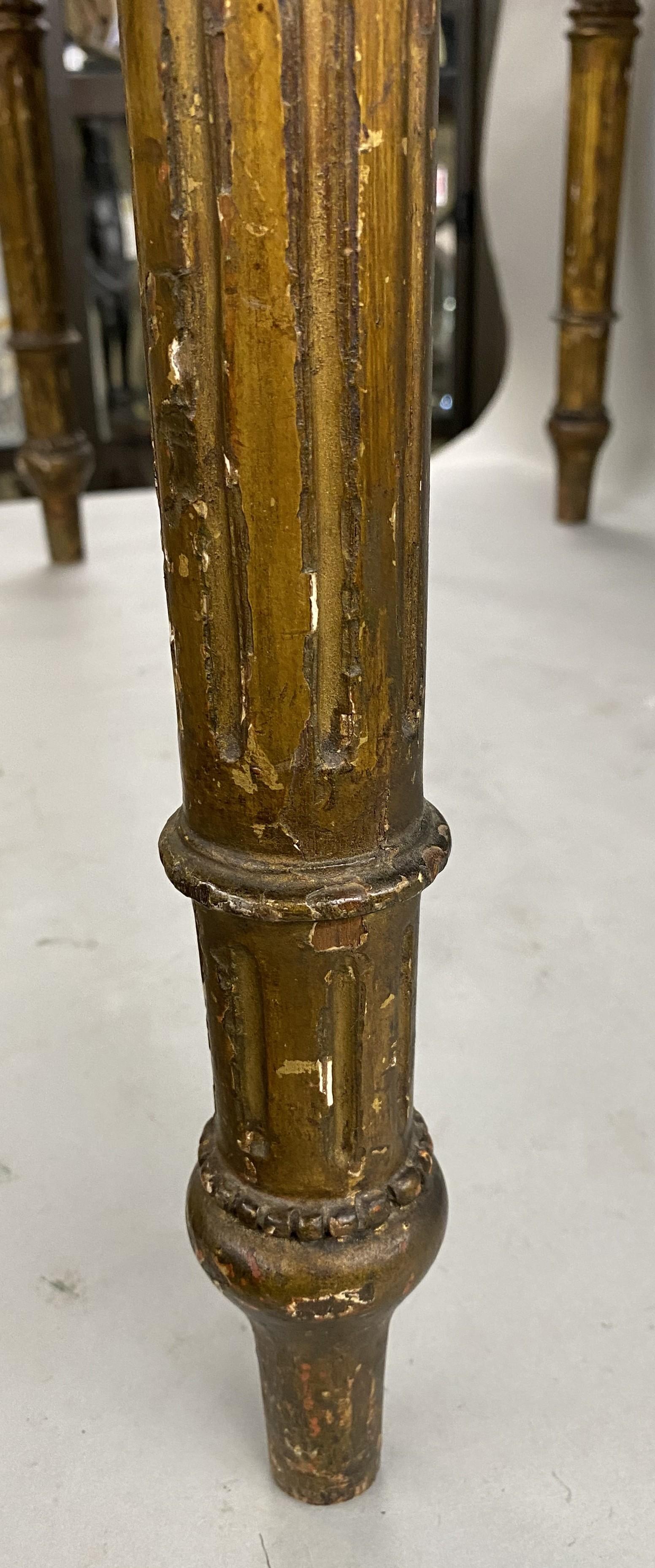 A.I.C. C'est une table d'écriture polychrome néoclassique italienne du 19e siècle avec un plateau en cuir. 3
