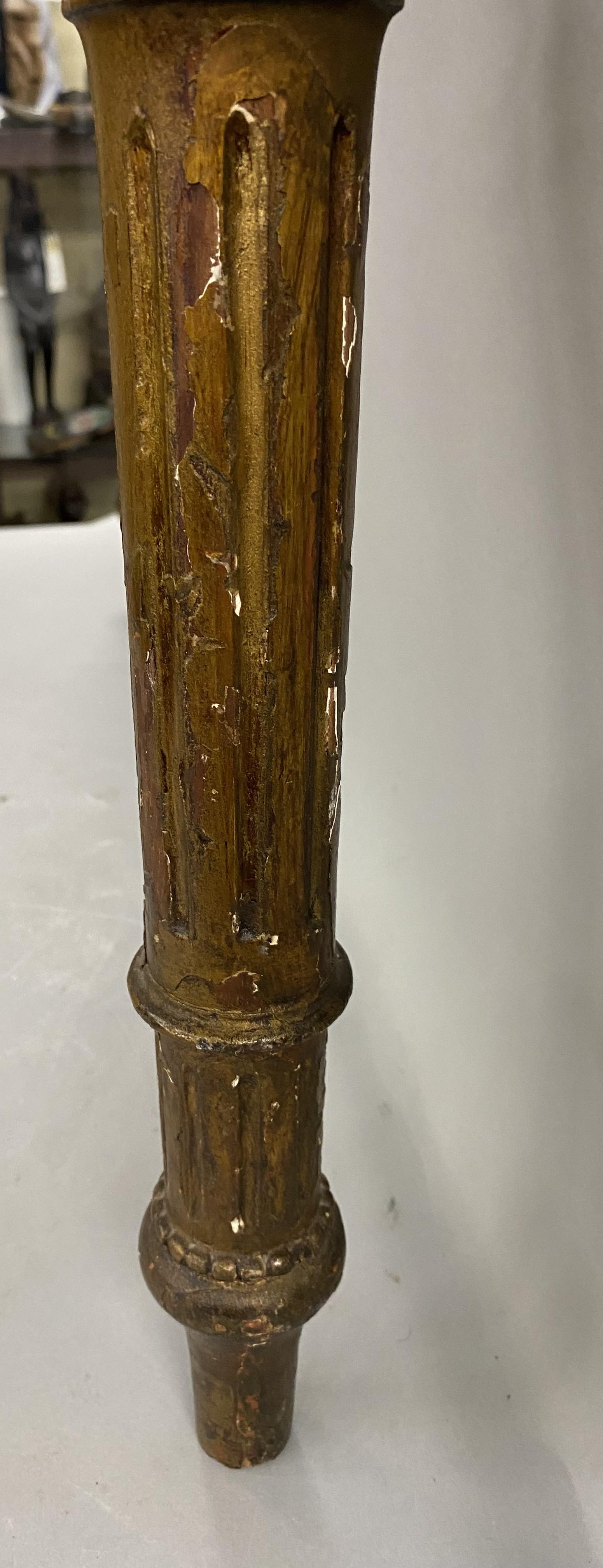 A.I.C. C'est une table d'écriture polychrome néoclassique italienne du 19e siècle avec un plateau en cuir. 4