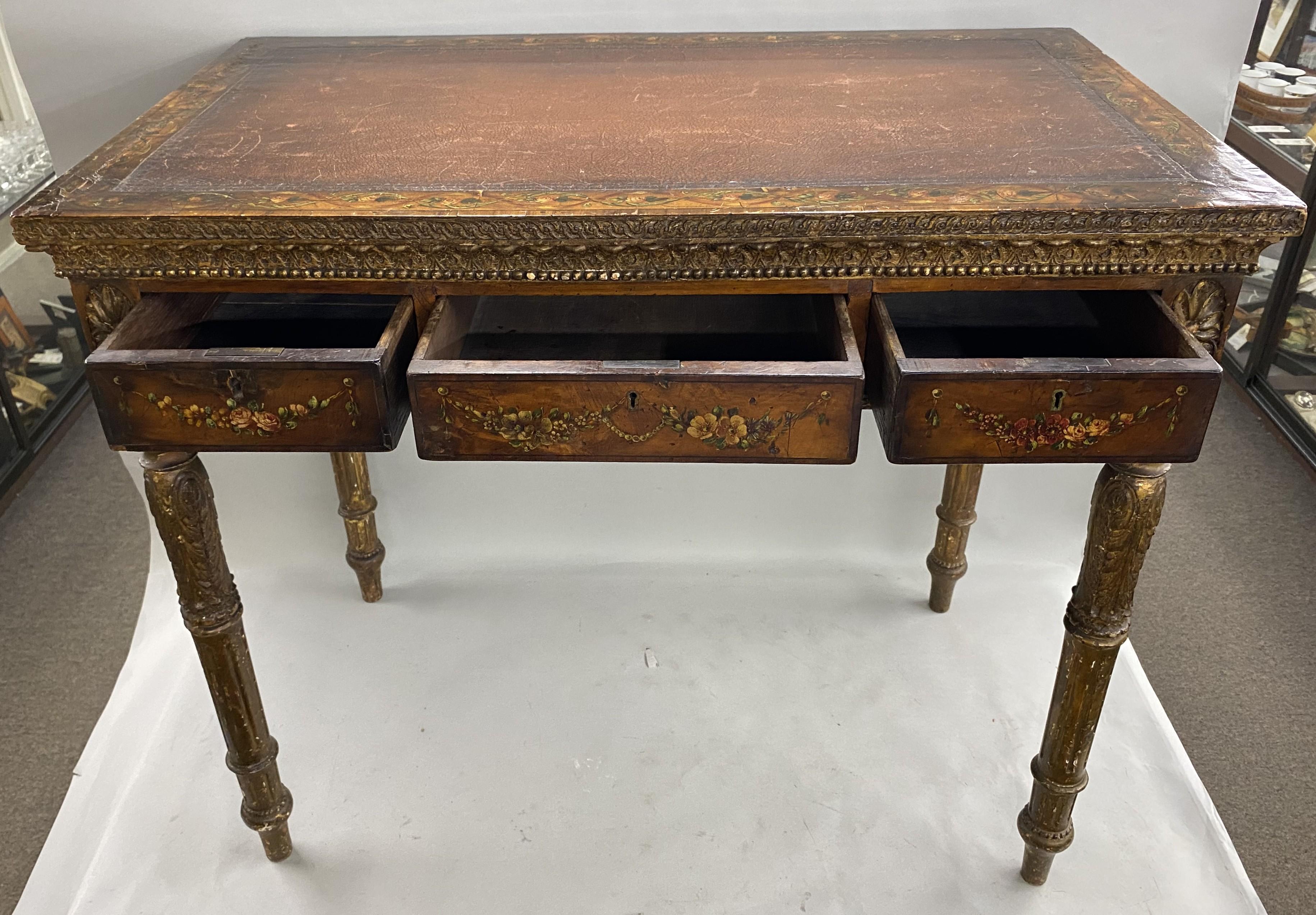 A.I.C. C'est une table d'écriture polychrome néoclassique italienne du 19e siècle avec un plateau en cuir. 5