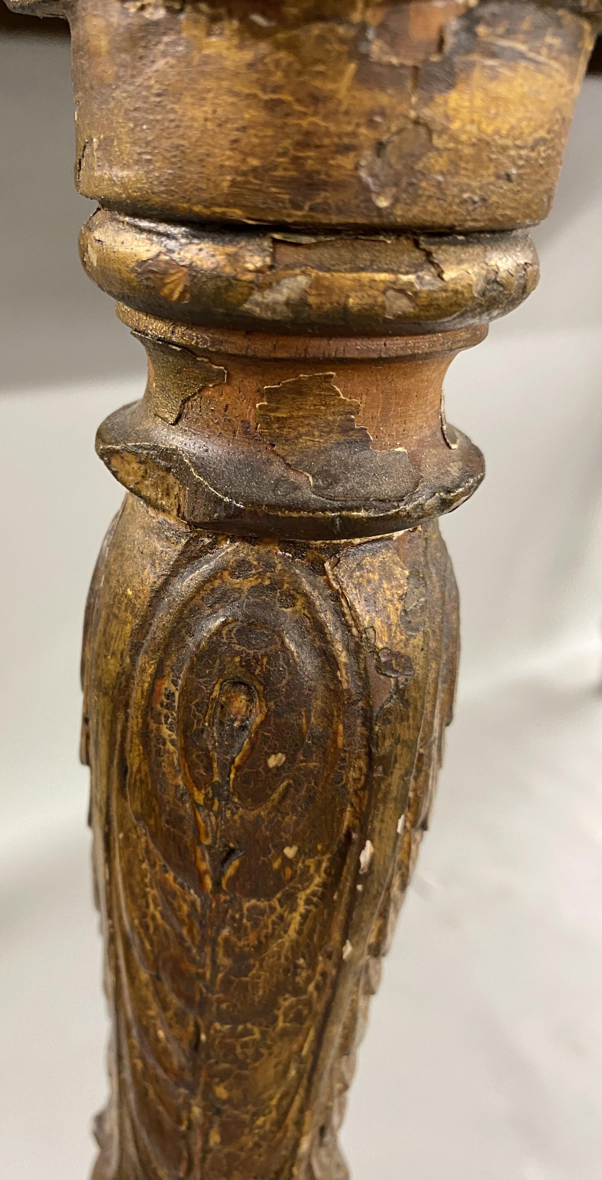 A.I.C. C'est une table d'écriture polychrome néoclassique italienne du 19e siècle avec un plateau en cuir. 8