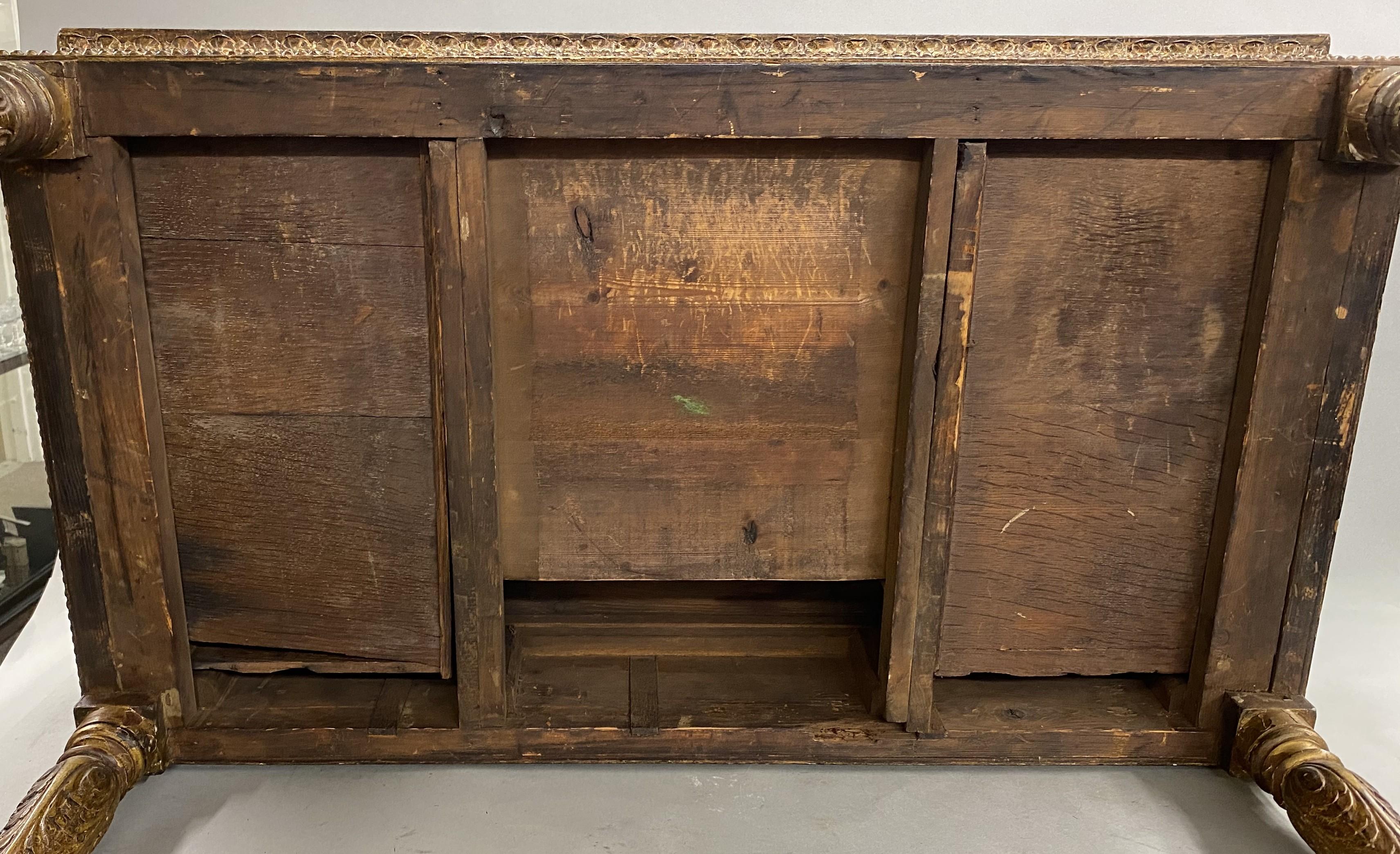 A.I.C. C'est une table d'écriture polychrome néoclassique italienne du 19e siècle avec un plateau en cuir. 9