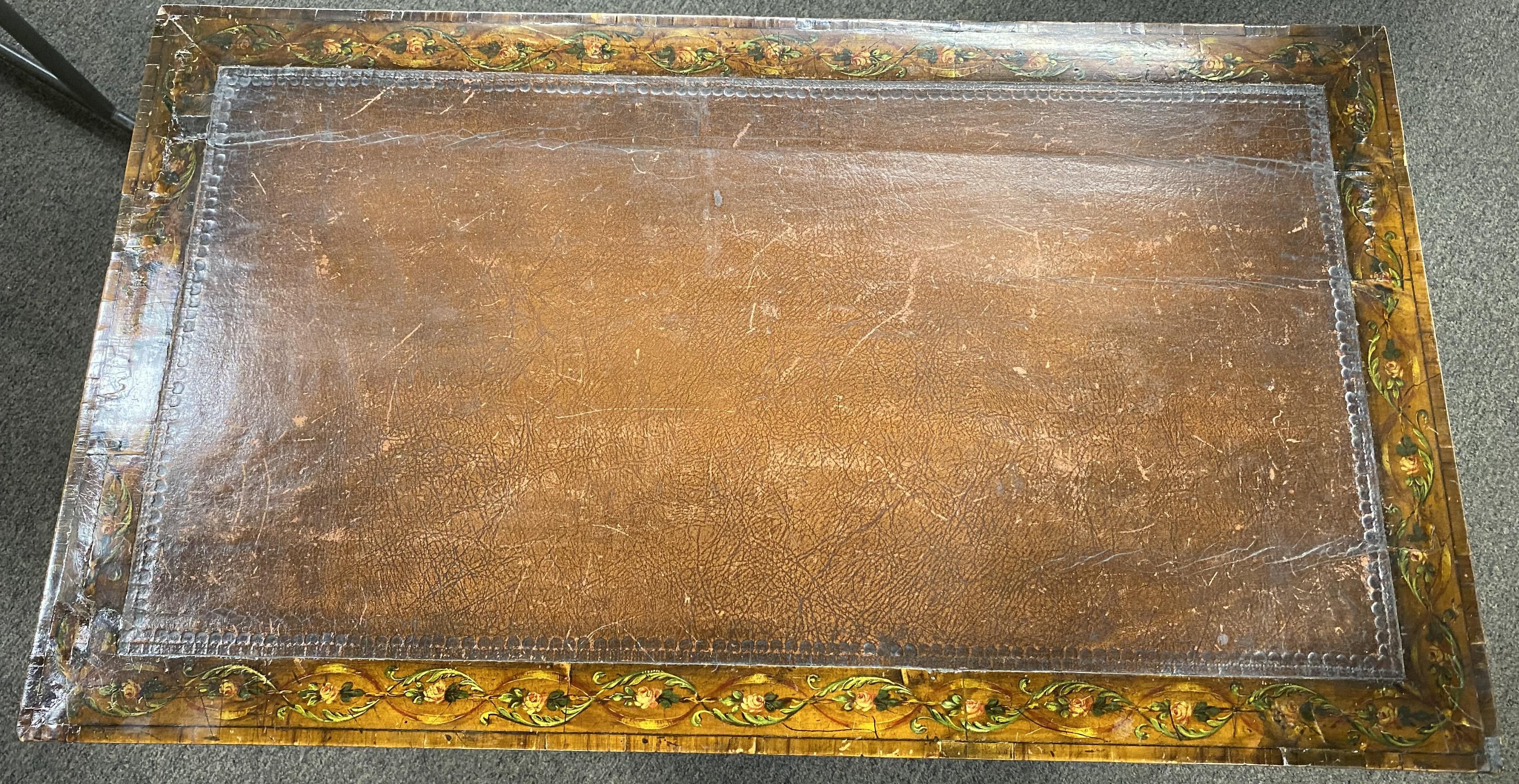 A.I.C. C'est une table d'écriture polychrome néoclassique italienne du 19e siècle avec un plateau en cuir. 10