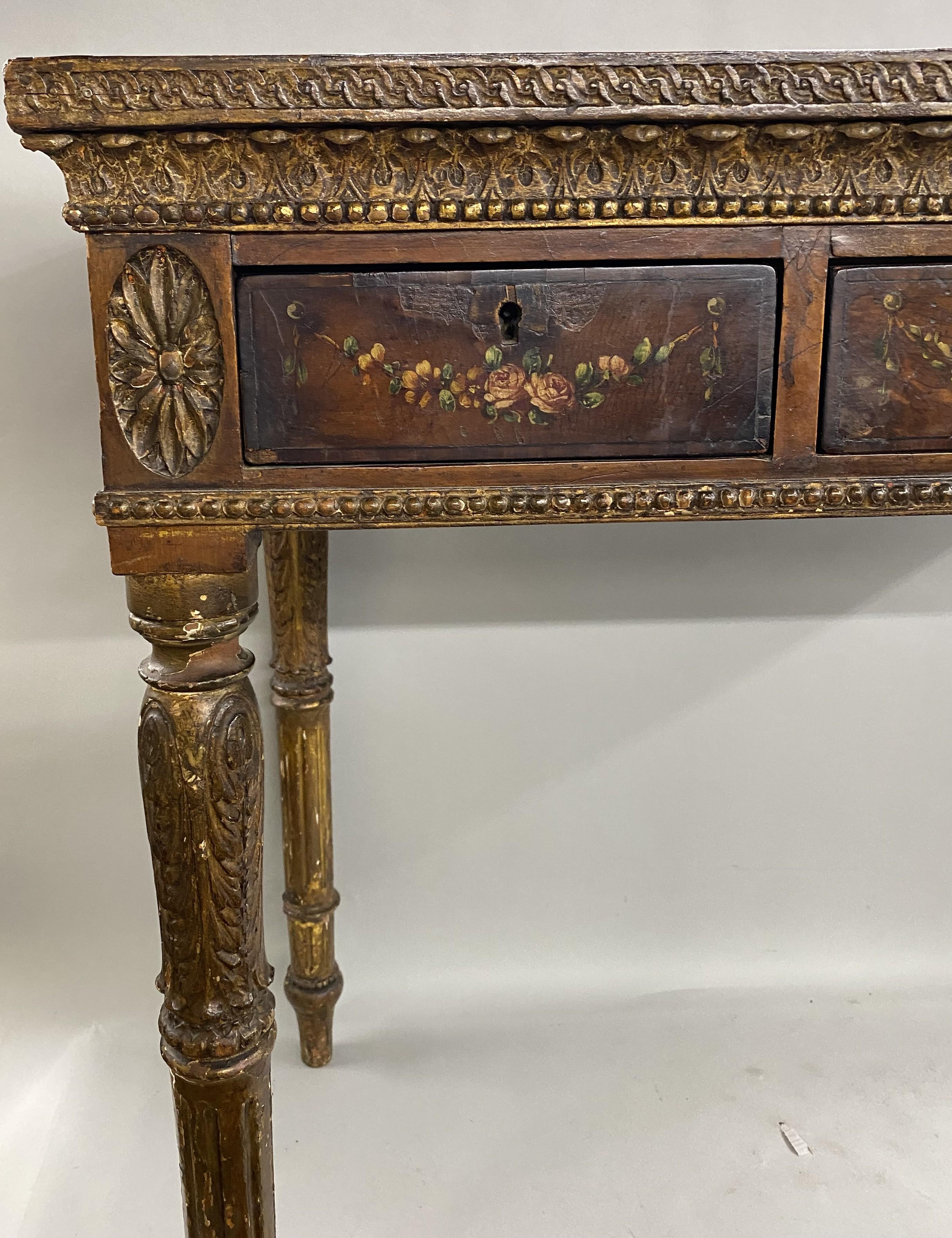 Néoclassique A.I.C. C'est une table d'écriture polychrome néoclassique italienne du 19e siècle avec un plateau en cuir.