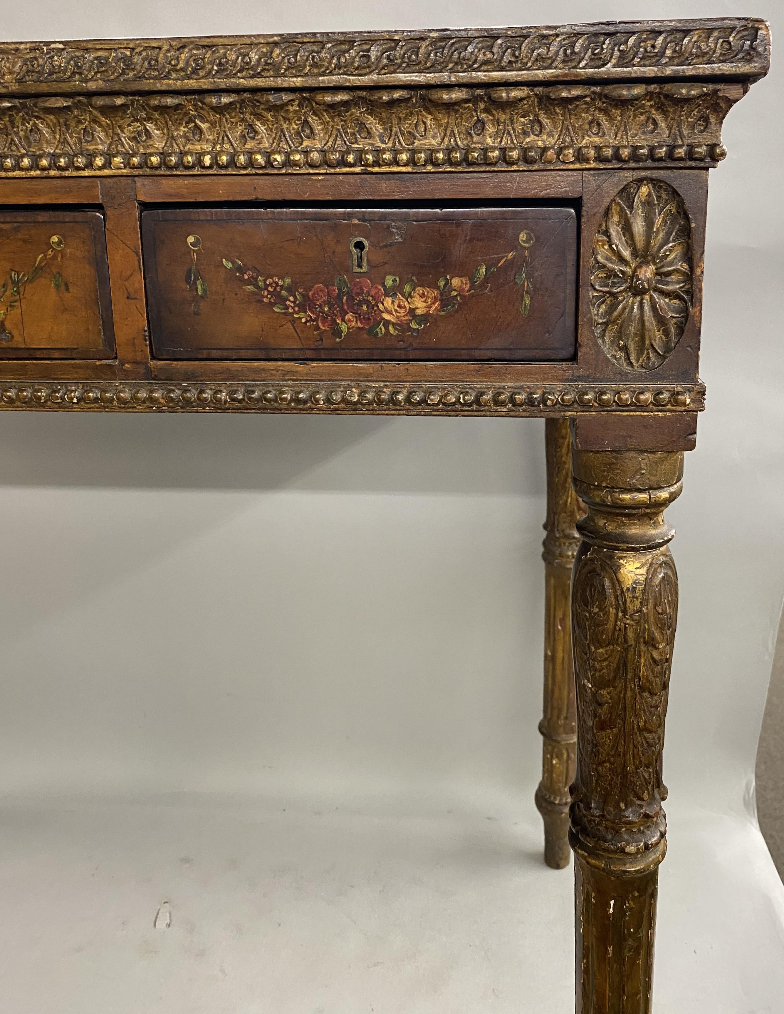 A.I.C. C'est une table d'écriture polychrome néoclassique italienne du 19e siècle avec un plateau en cuir. Bon état à Milford, NH