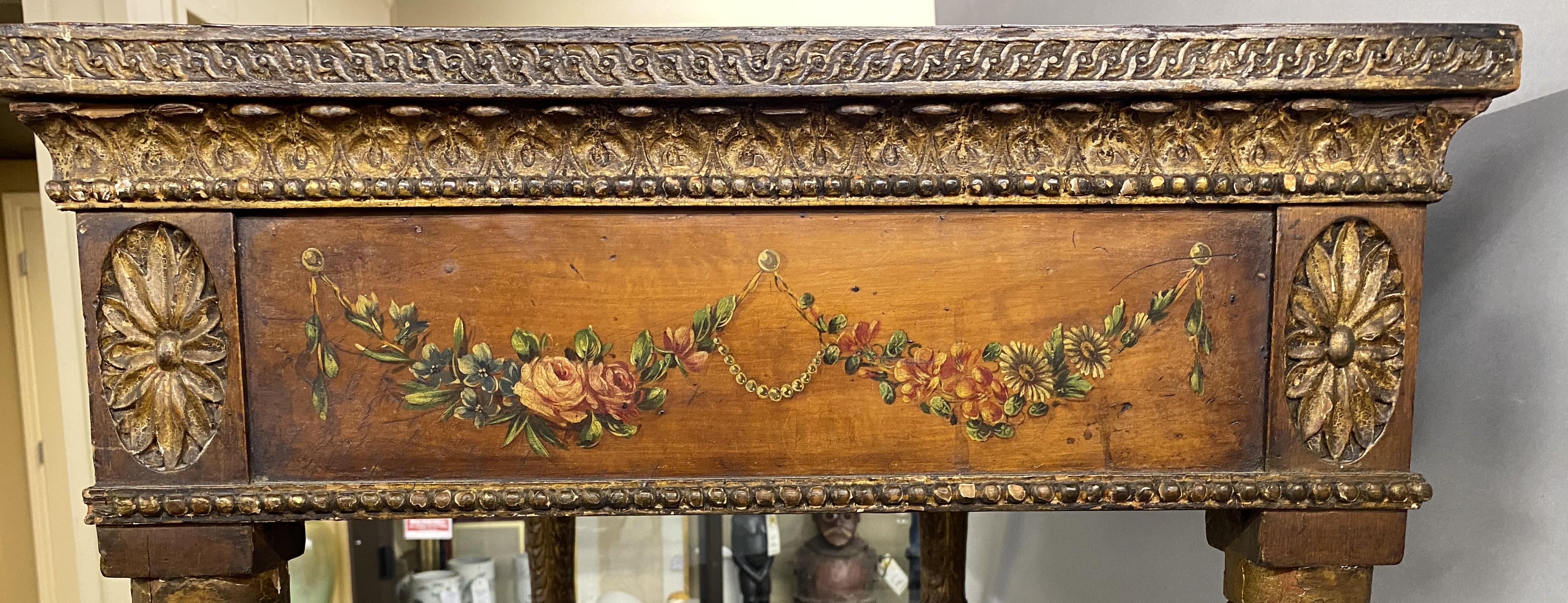 A.I.C. C'est une table d'écriture polychrome néoclassique italienne du 19e siècle avec un plateau en cuir. 2