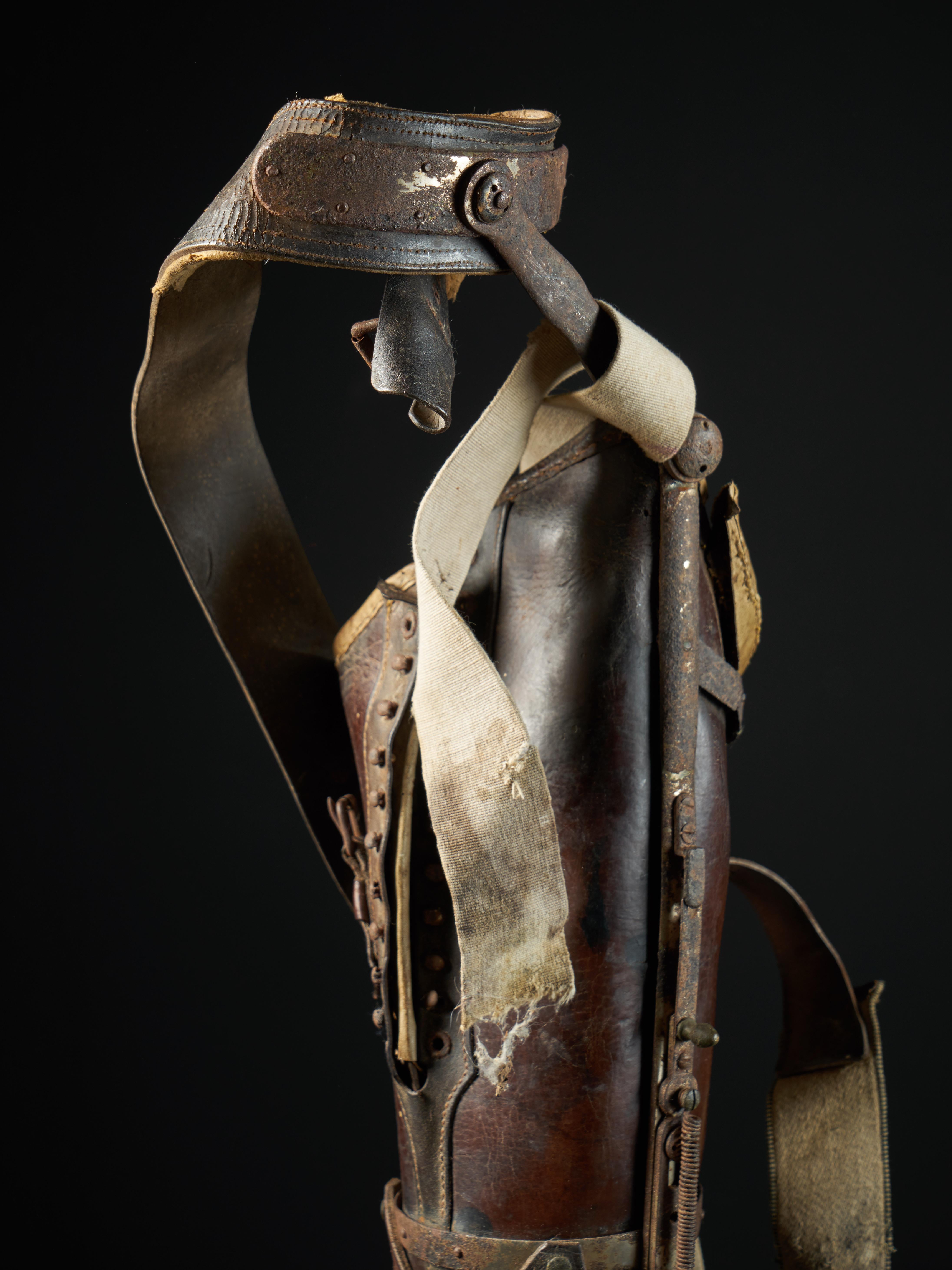 19th Century, Italian Original Wooden Prosthetic Leg In Fair Condition In Leuven , BE