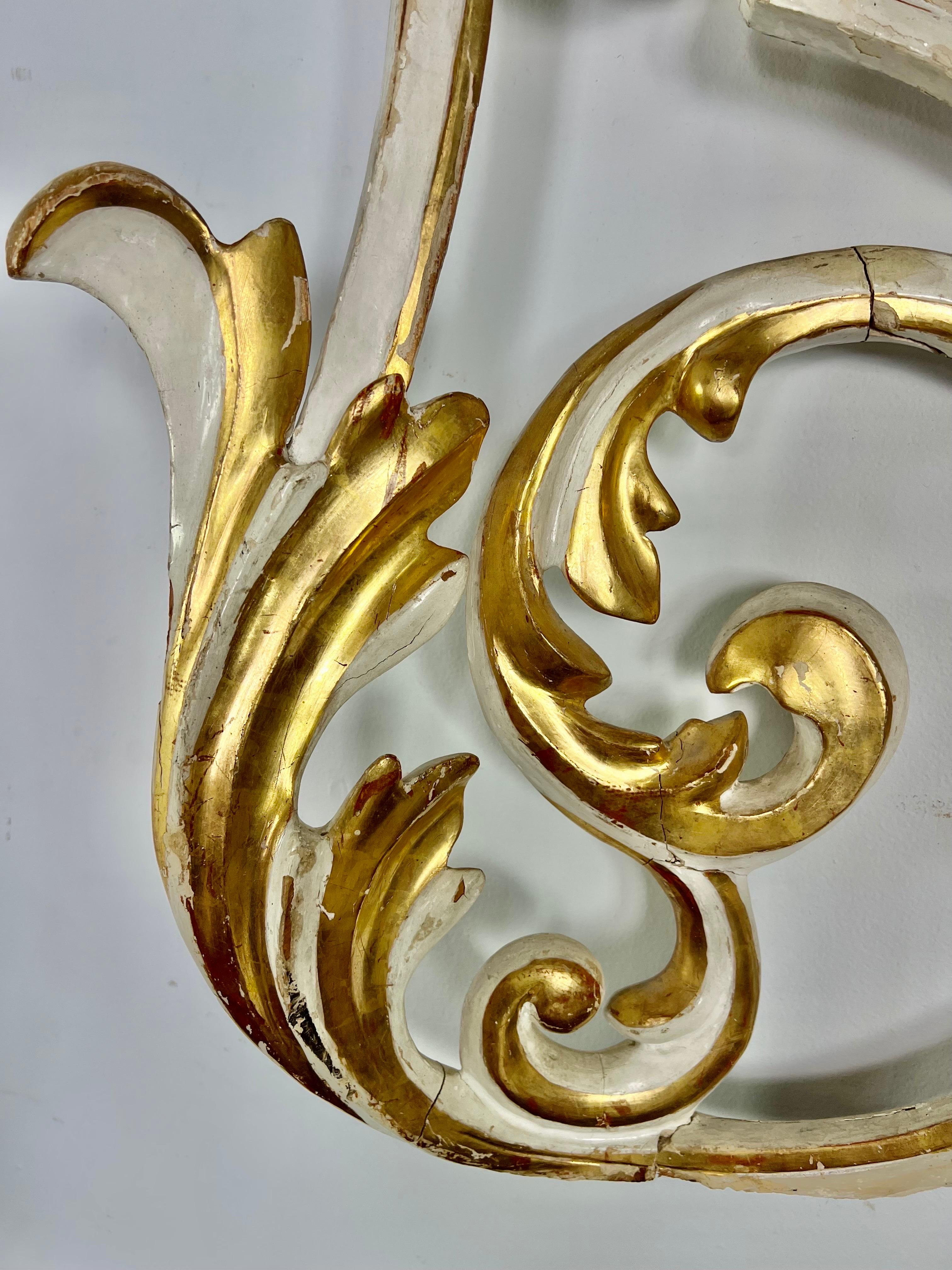 19. Jahrhundert Italienisches bemaltes und vergoldetes architektonisches Stück aus dem 19. Jahrhundert (Barock) im Angebot