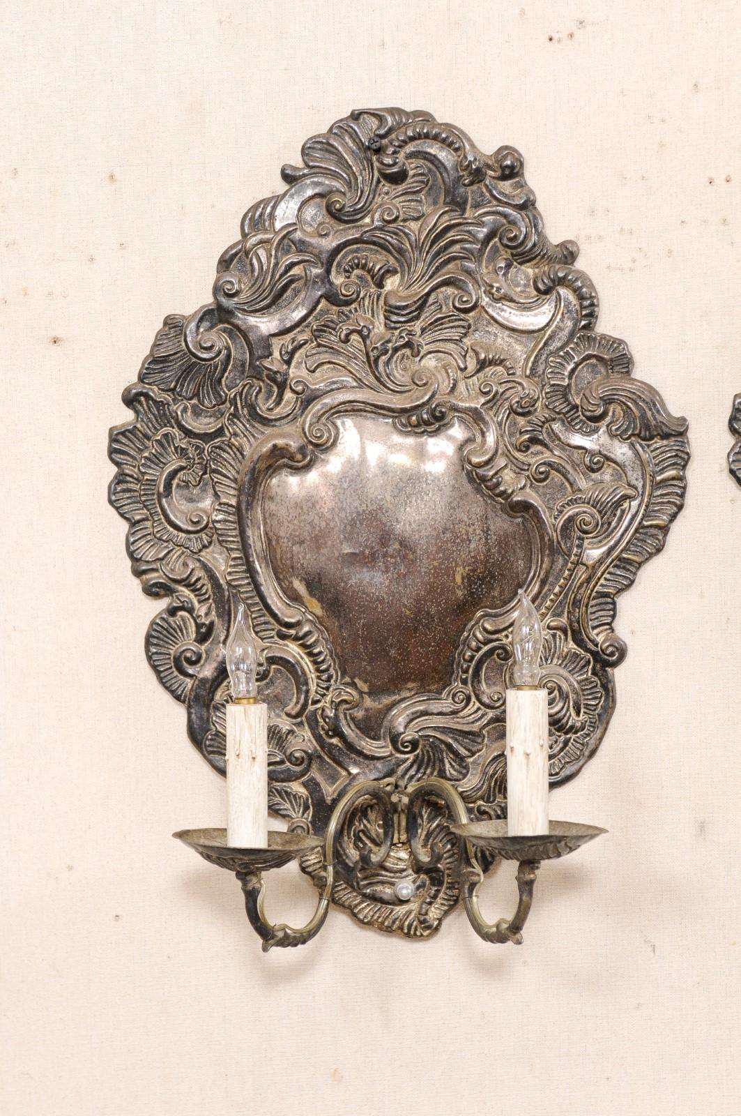 Paar italienische 2-Licht-Wandleuchter aus Silber im Barockstil des 19. Jahrhunderts, verdrahtet für die USA (Italienisch) im Angebot