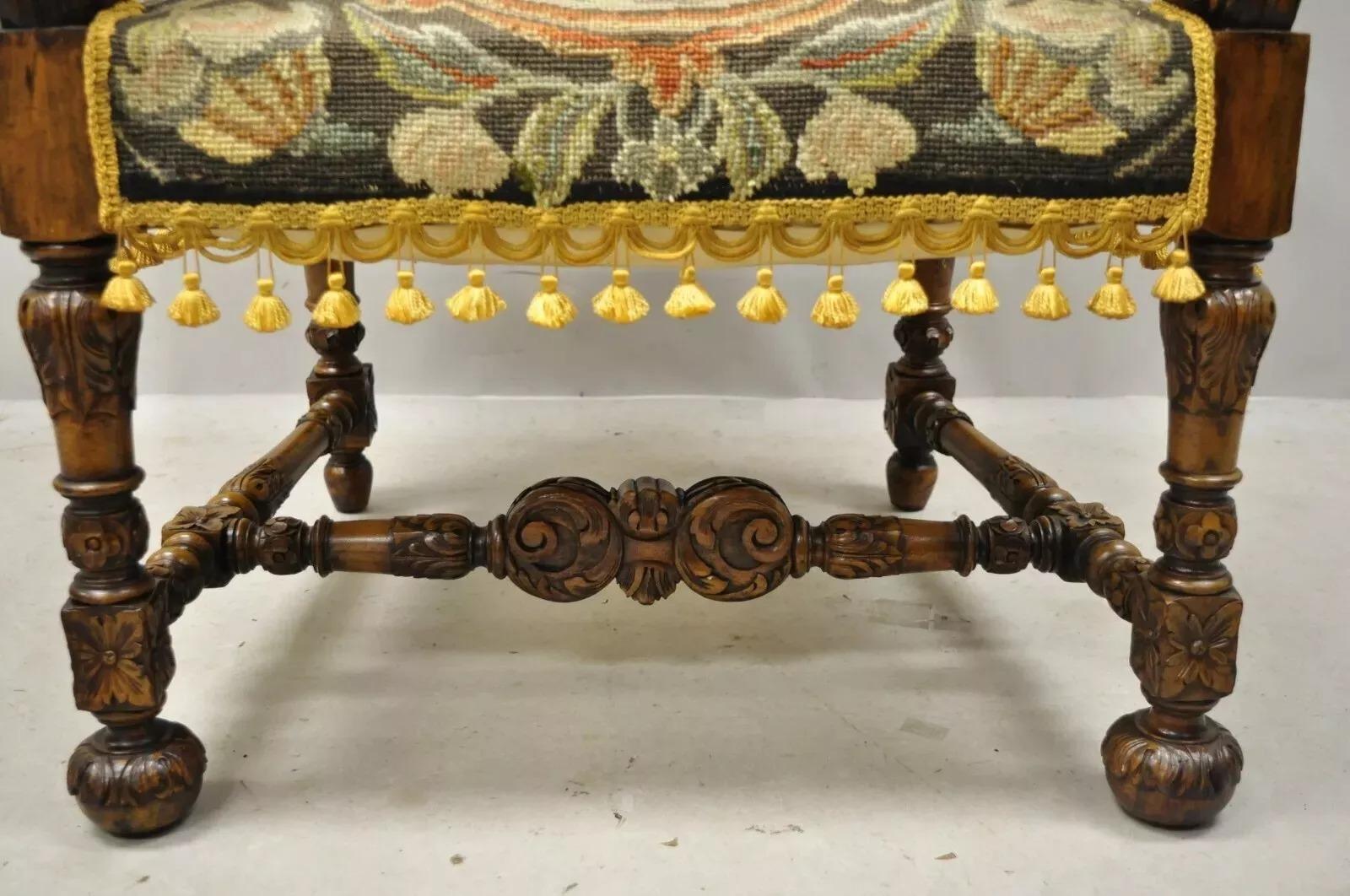 Noce Sedia a braccio con trono a punto d'ago in legno di noce intagliato del 19° secolo in vendita