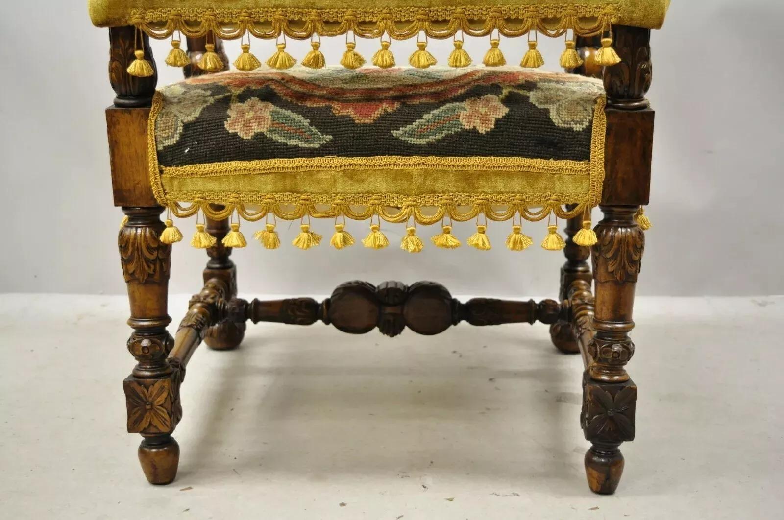 Sedia a braccio con trono a punto d'ago in legno di noce intagliato del 19° secolo in vendita 2