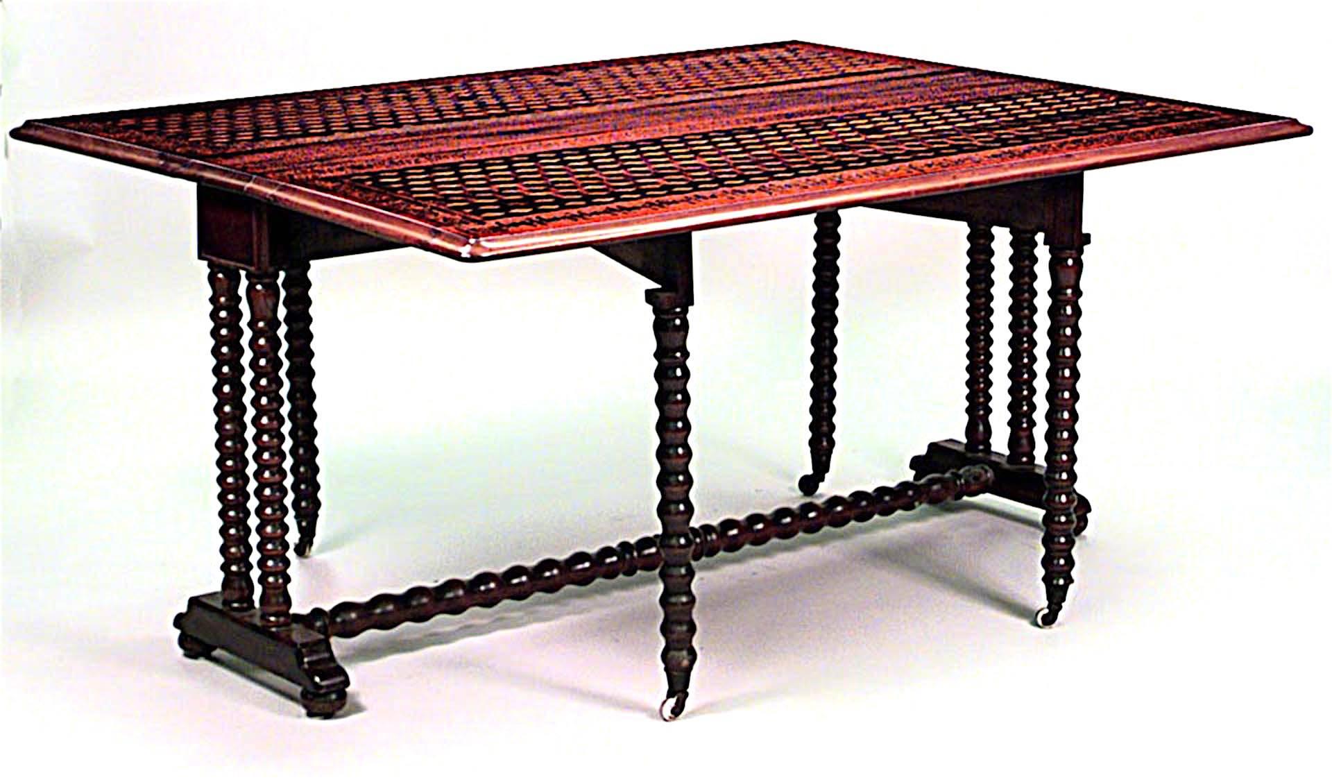 Table de salle à manger de style Renaissance italienne (19e siècle) en acajou, avec pieds en forme de bobine et brancard, et plateau géométrique incrusté
