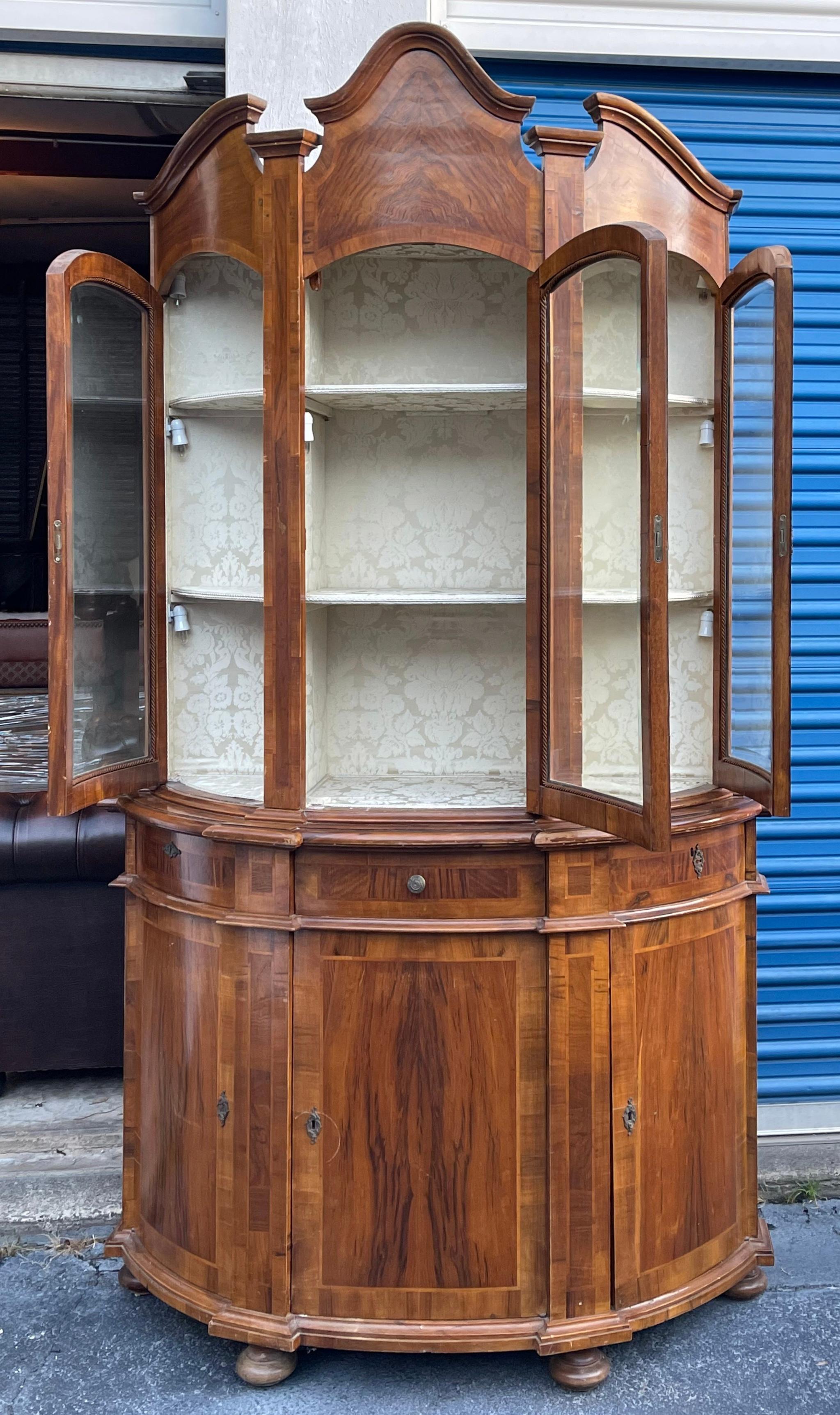 19. Jahrhundert. Zweiteiliger Schrank im italienischen Rokoko-Stil mit Intarsien aus Wurzelholz und Satinholz  (Stoff) im Angebot
