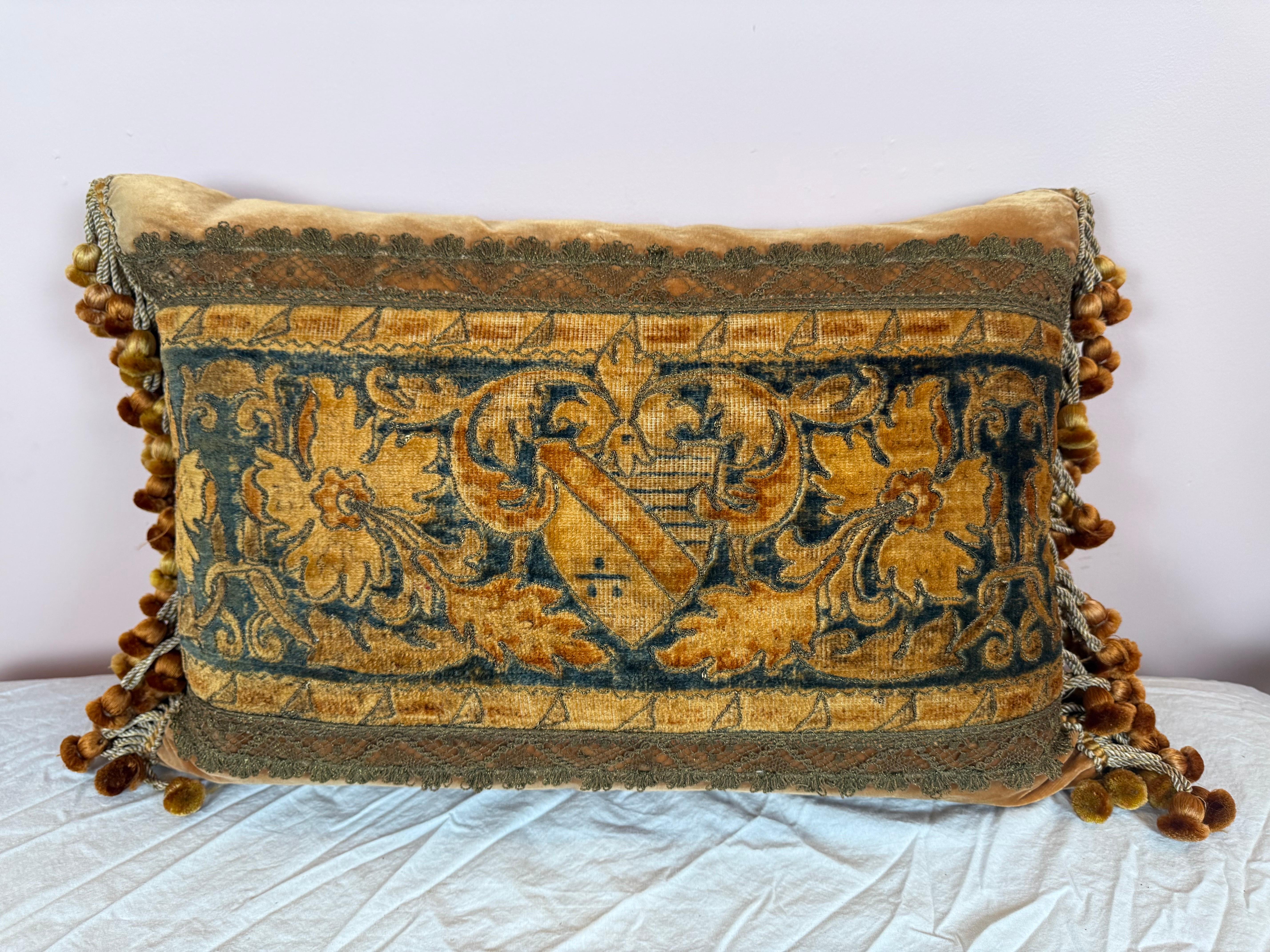 Dieses detailreiche rechteckige Kissen ist eine luxuriöse Komposition, die historische und zeitgenössische Textilkunst miteinander verbindet. Das Mittelstück besteht aus einem atemberaubenden geschnittenen Samtstoff aus dem 19. Jahrhundert in