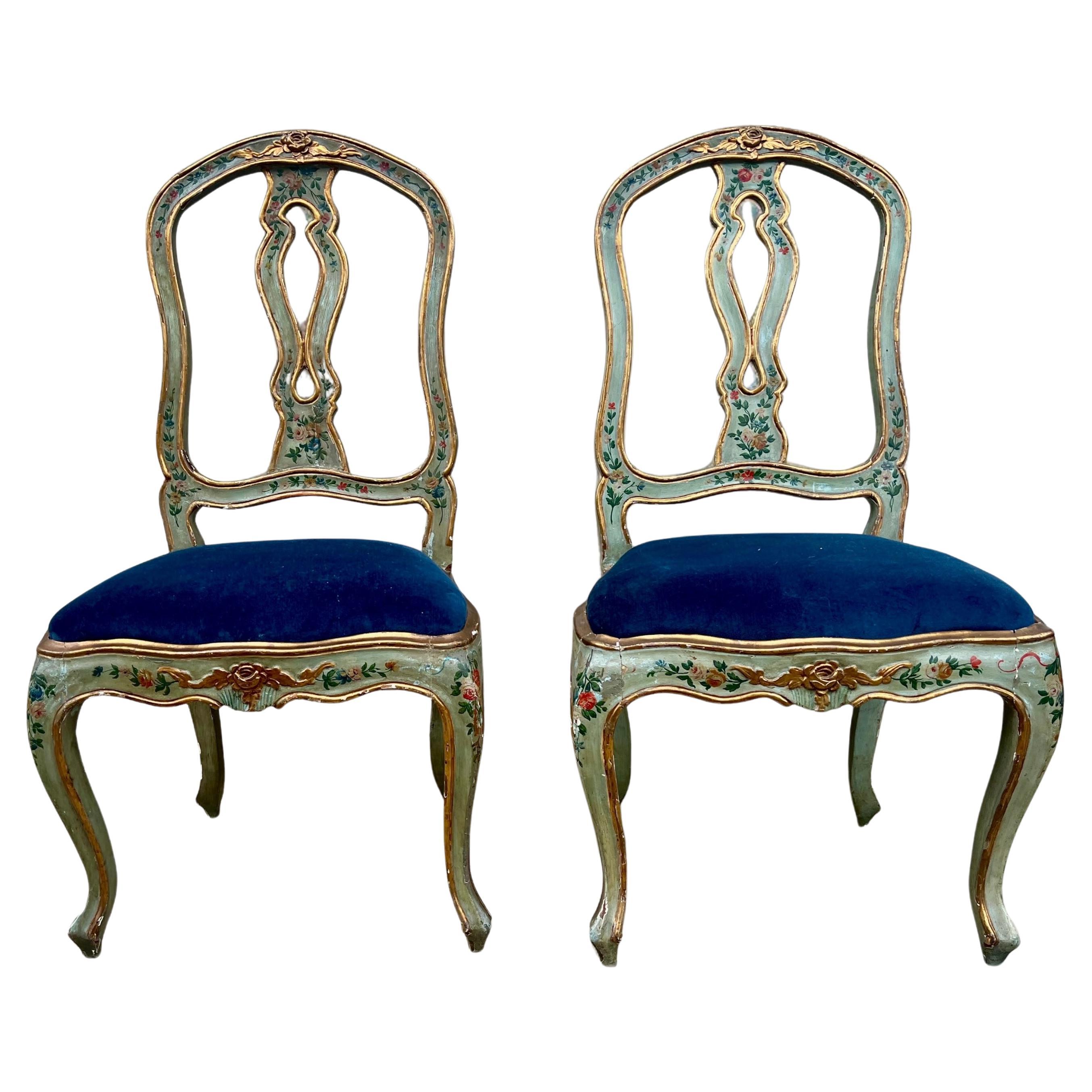 Siglo XIX Sillas auxiliares italianas / venecianas con pintura floral de celadón en terciopelo azul- 2