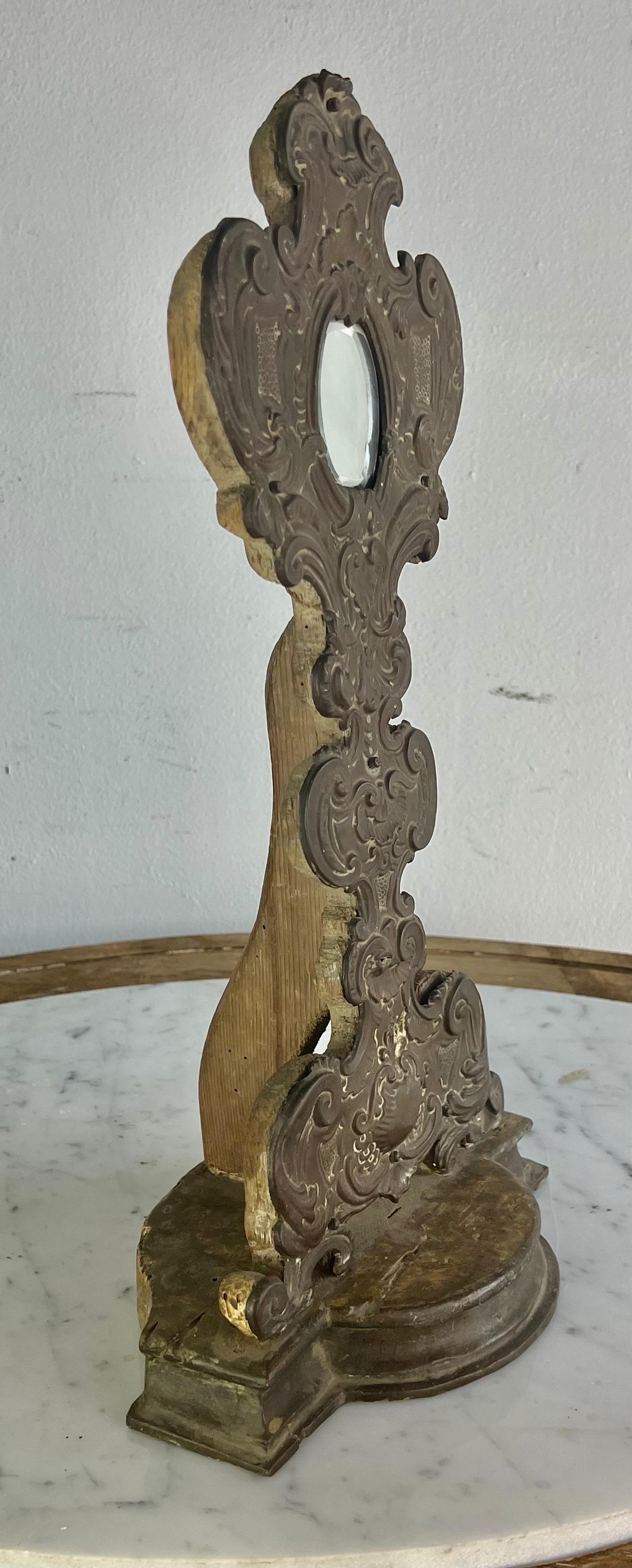 Embossé Reliquaire italien du 19ème siècle en bois et métal gaufré en vente