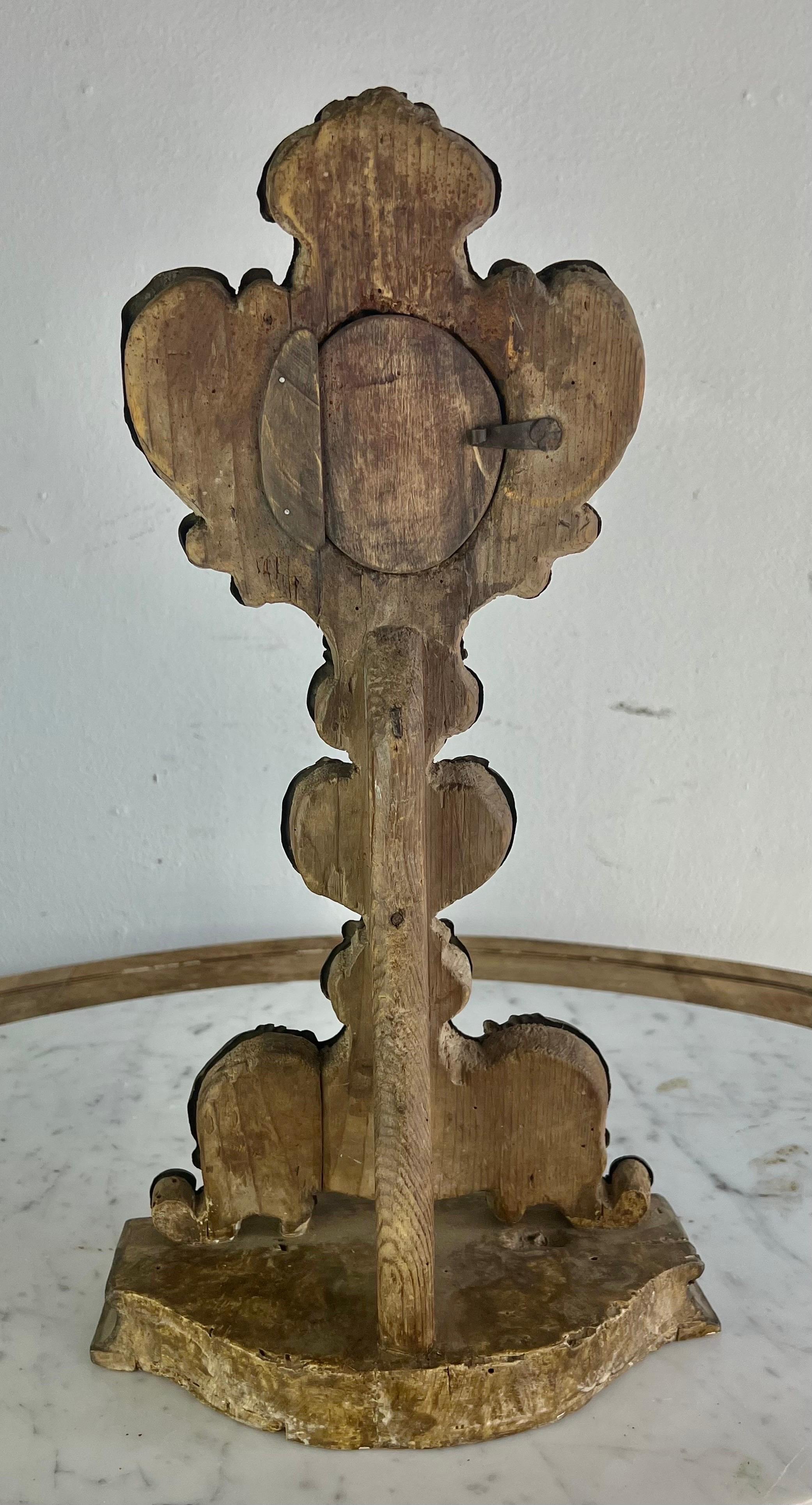 XIXe siècle Reliquaire italien du 19ème siècle en bois et métal gaufré en vente