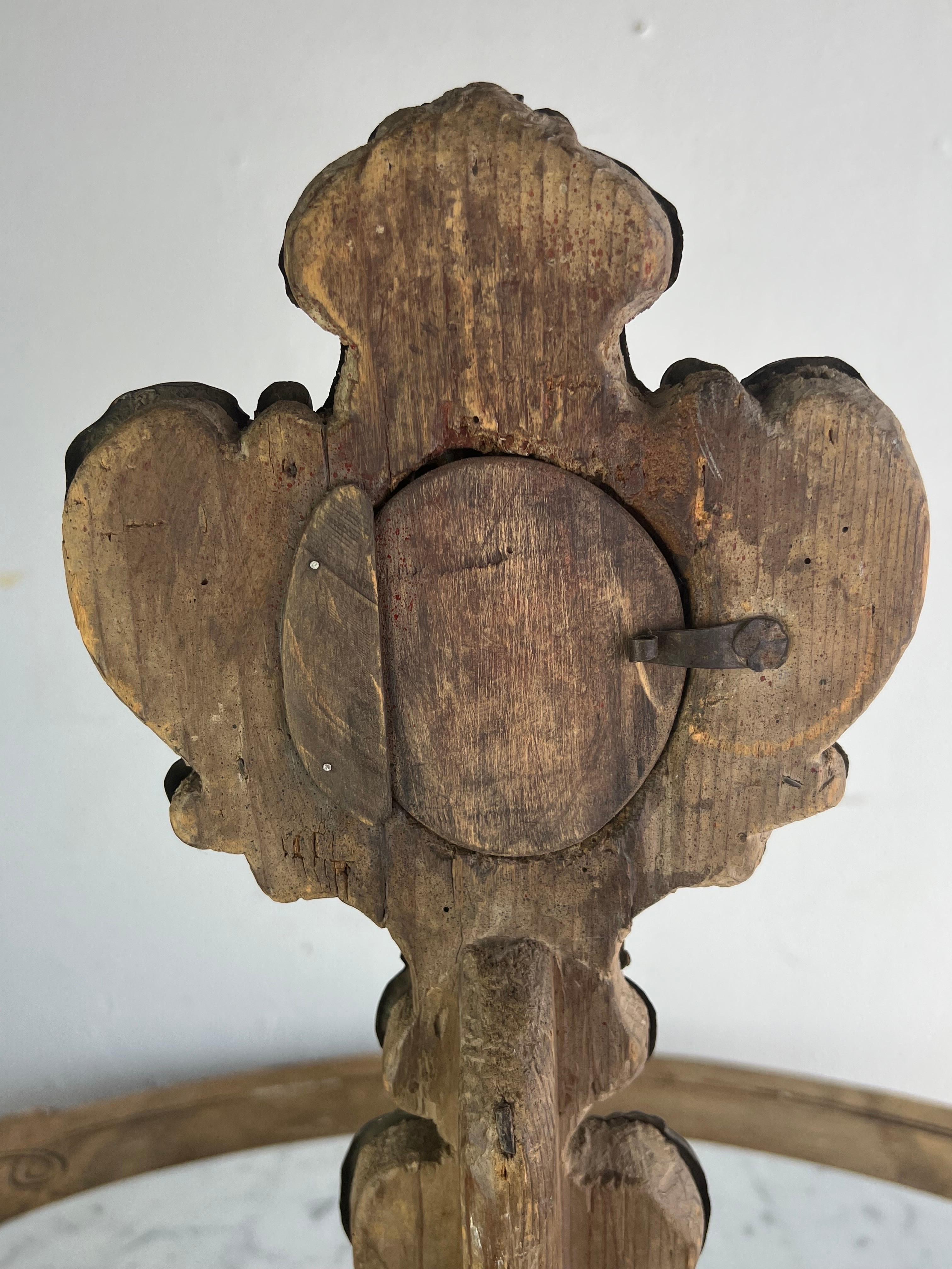 Reliquaire italien du 19ème siècle en bois et métal gaufré en vente 1