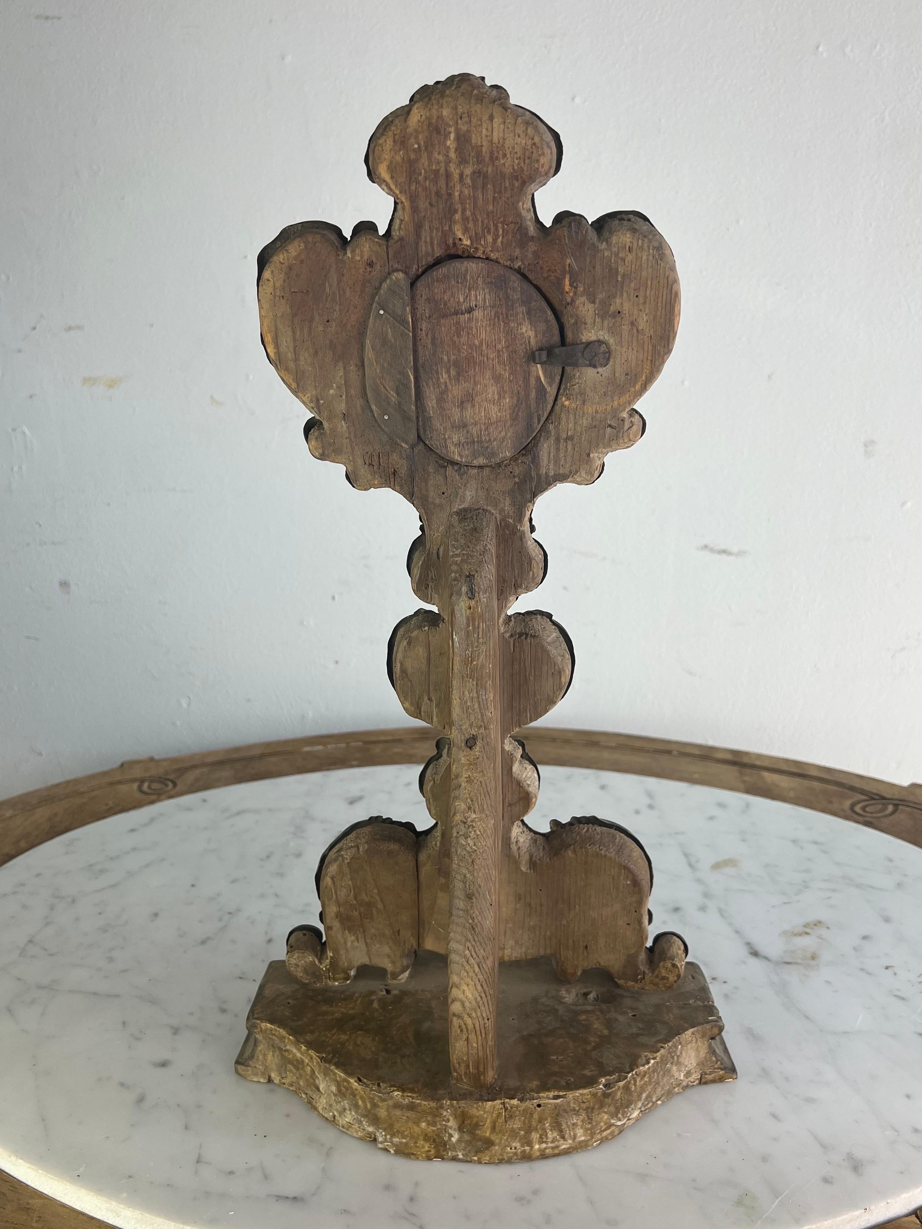 Reliquaire italien du 19ème siècle en bois et métal gaufré en vente 2