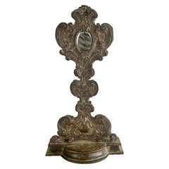 Relicario italiano del s. XIX de madera y metal repujado