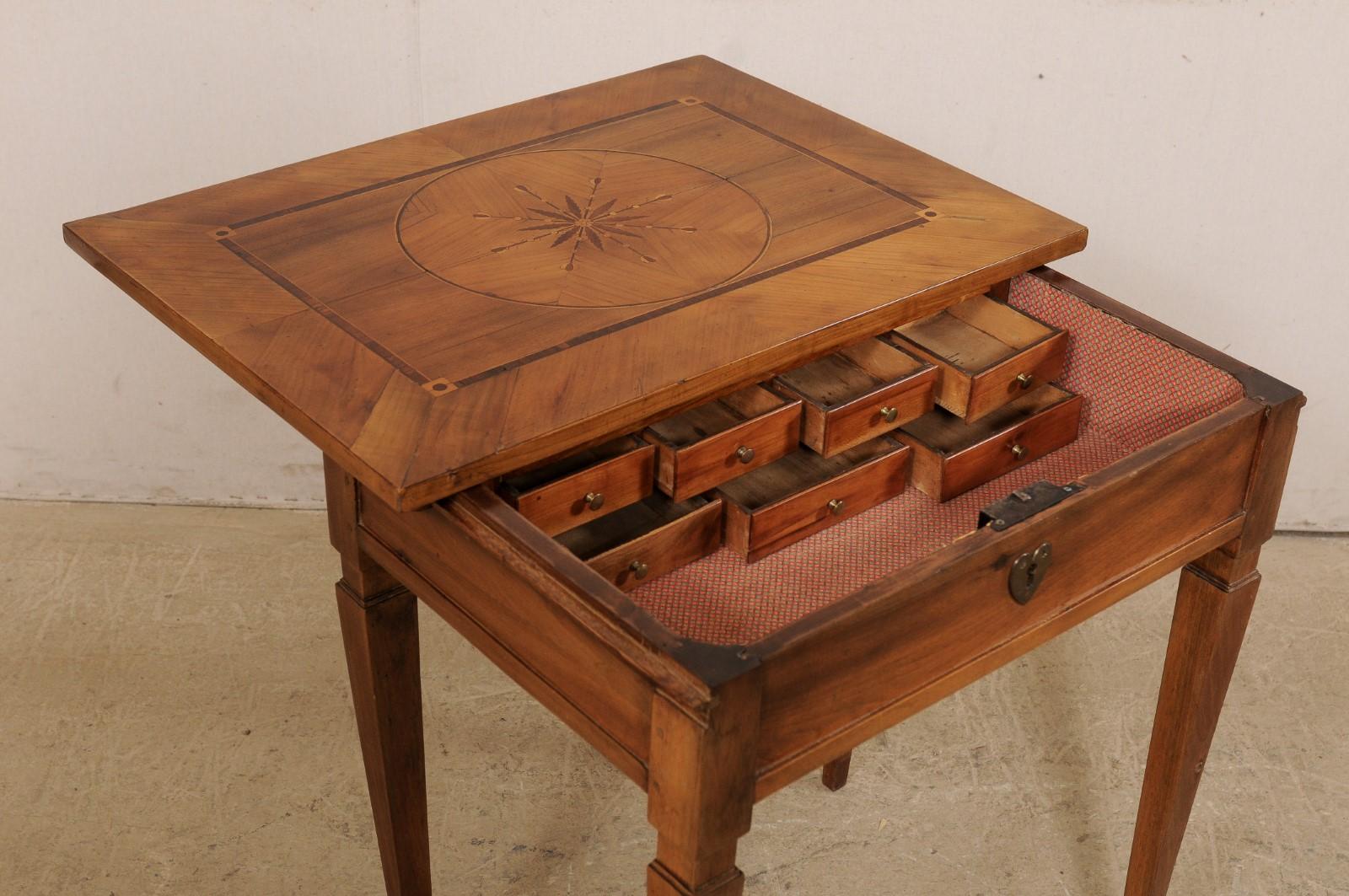 Italienischer Schreibtisch aus dem 19. Jahrhundert mit dekorativer Intarsienarbeit und Schiebeplatte für versteckte Aufbewahrung (Obstholz) im Angebot
