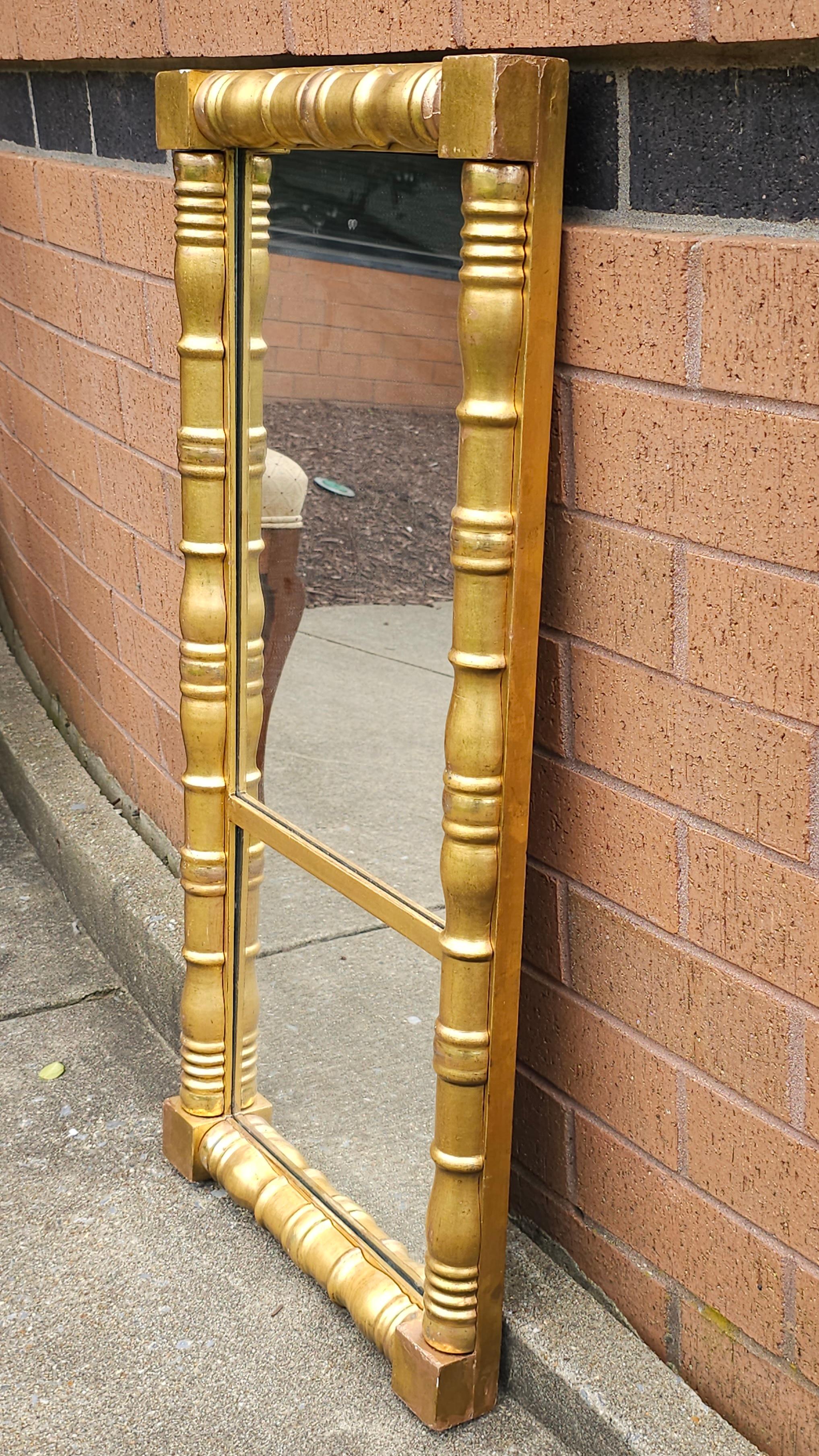 Specchio con cornice in legno dorato in stile classico impero americano del XIX secolo di James Todd Looking Glass Factory, con trumeau tornito.
James Todd lavorò come produttore di vetri e cornici in vari indirizzi di Portland, nel Maine, dal 1820