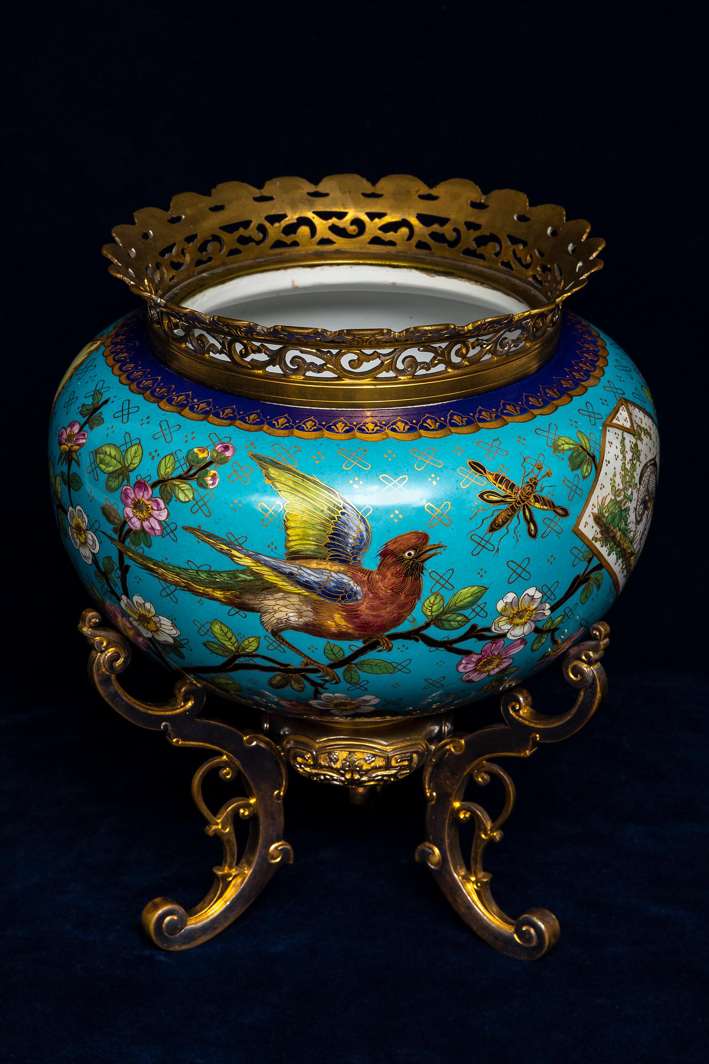 Giapponismo Jardinière in porcellana francese Japanisme del XIX secolo con supporto dorato e in bronzo argentato in vendita