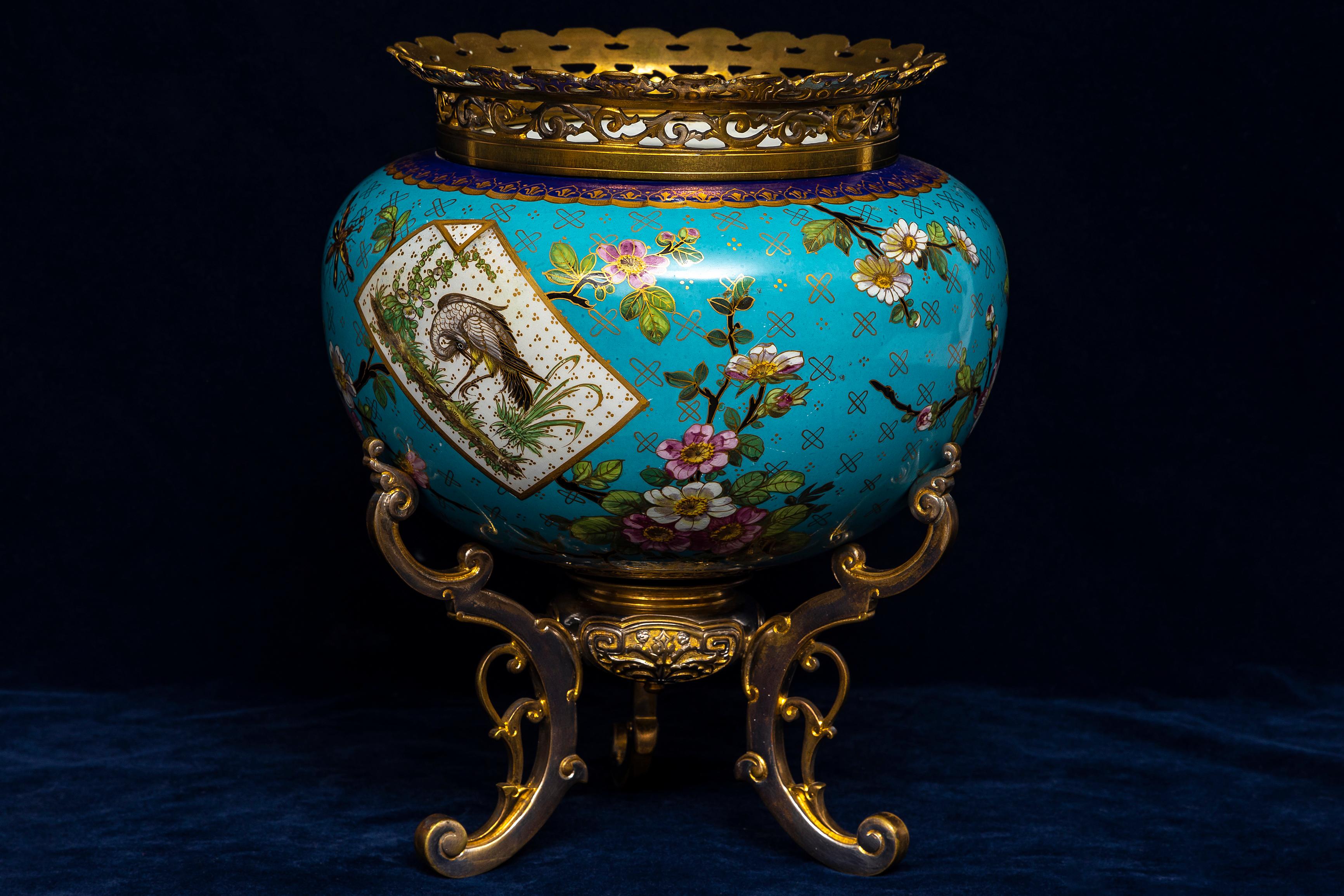 Francese Jardinière in porcellana francese Japanisme del XIX secolo con supporto dorato e in bronzo argentato in vendita