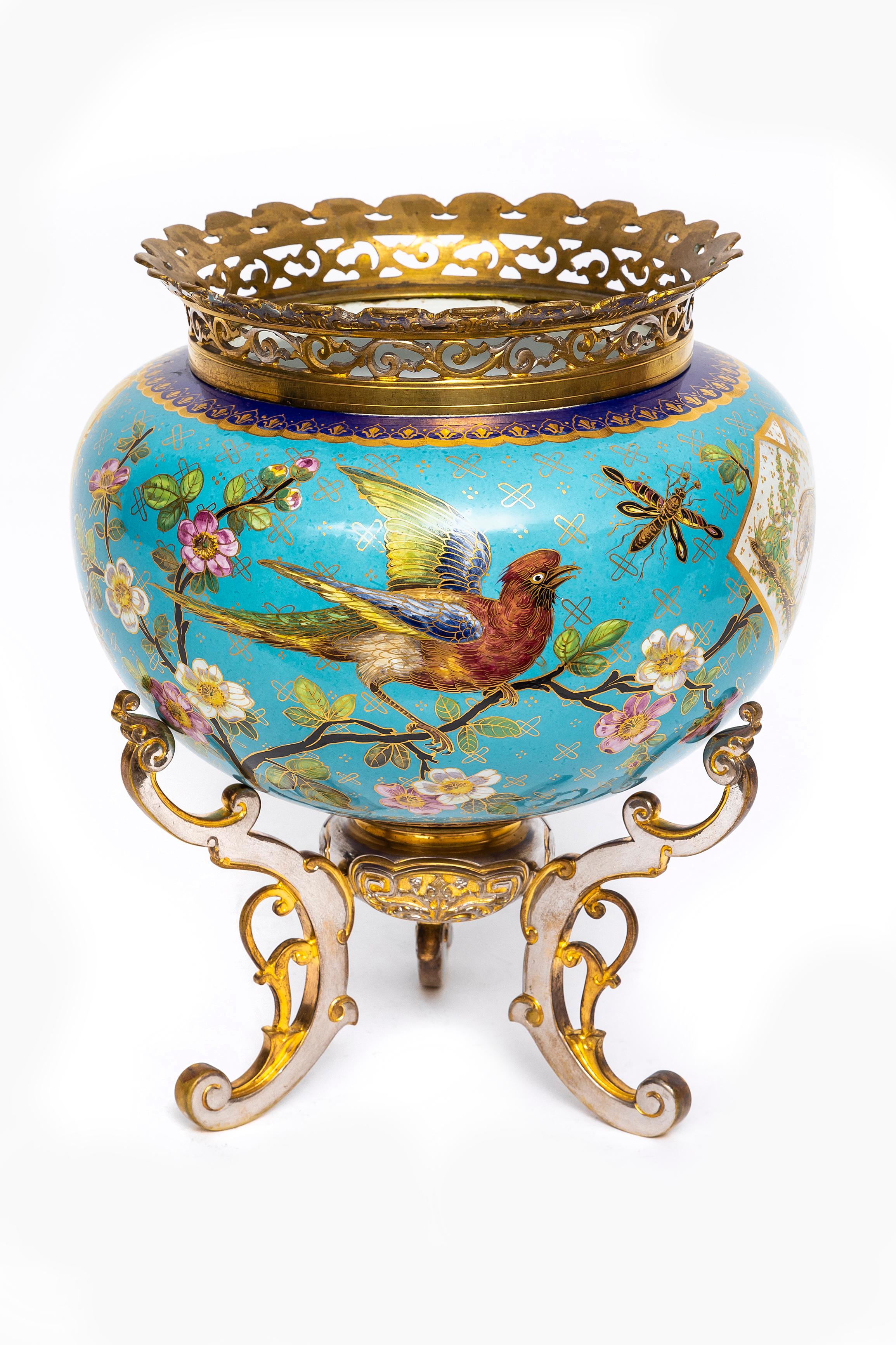 Dorato Jardinière in porcellana francese Japanisme del XIX secolo con supporto dorato e in bronzo argentato in vendita