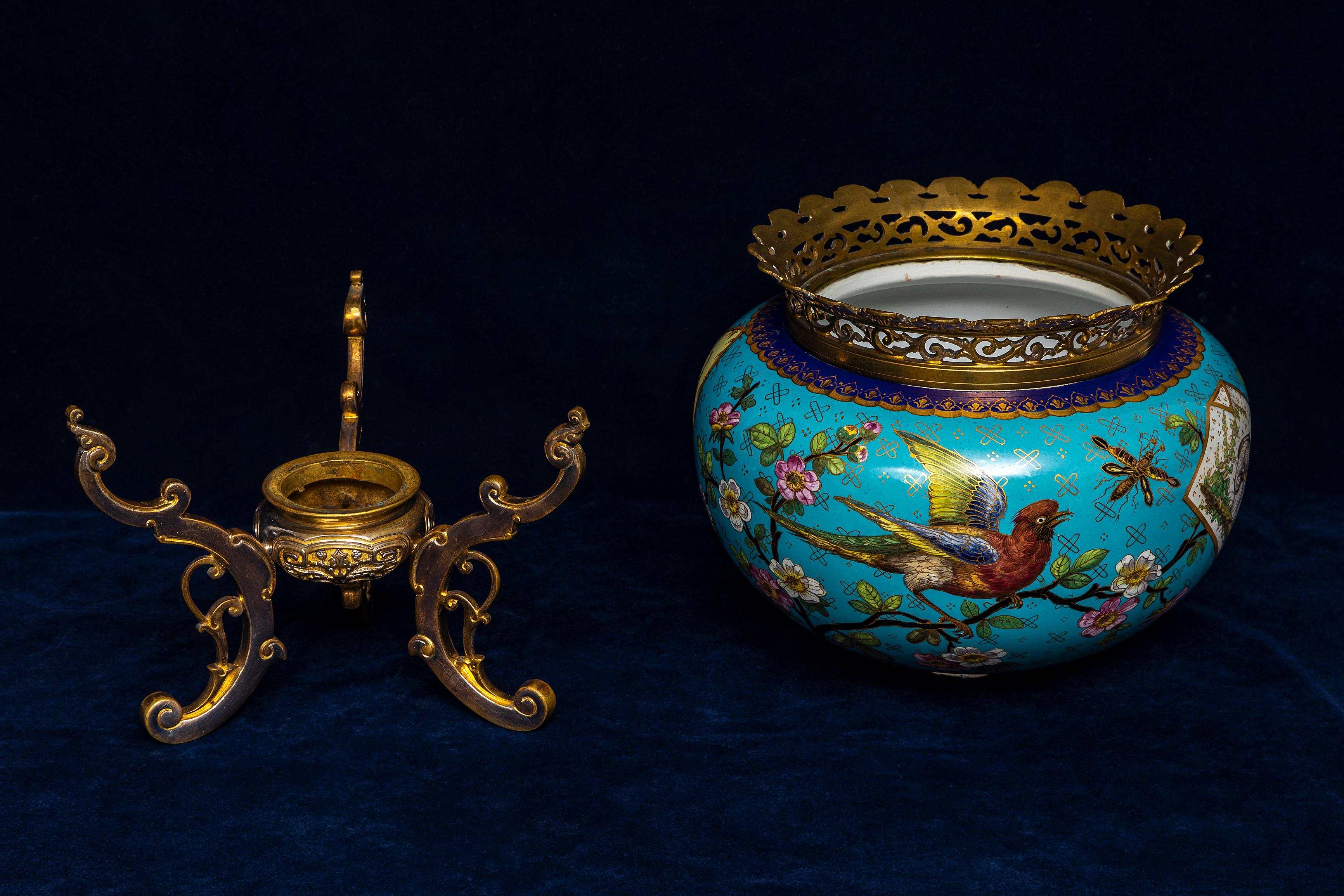 Fine XIX secolo Jardinière in porcellana francese Japanisme del XIX secolo con supporto dorato e in bronzo argentato in vendita