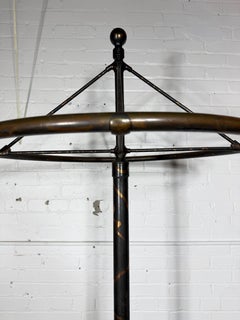 XIX secolo. Appendiabiti a rotelle per cappotti/indumenti laccati, 1910 circa, di Edw. Legge & Co.