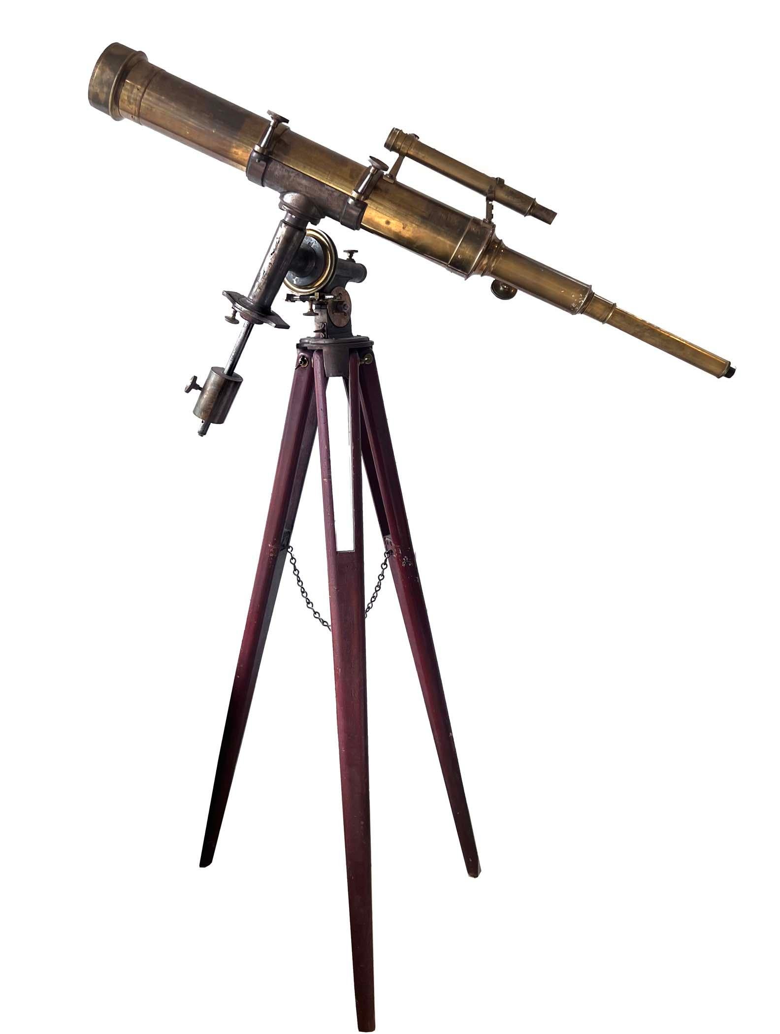 A.I.C., télescope en laiton avec trépied. Marqué John Byrne New York 1882. Télescope réfracteur de 3,5 pouces avec tube principal de 43,5 pouces. Un magnifique morceau d'histoire, les optiques ne sont pas fonctionnelles, il y a du travail à faire.