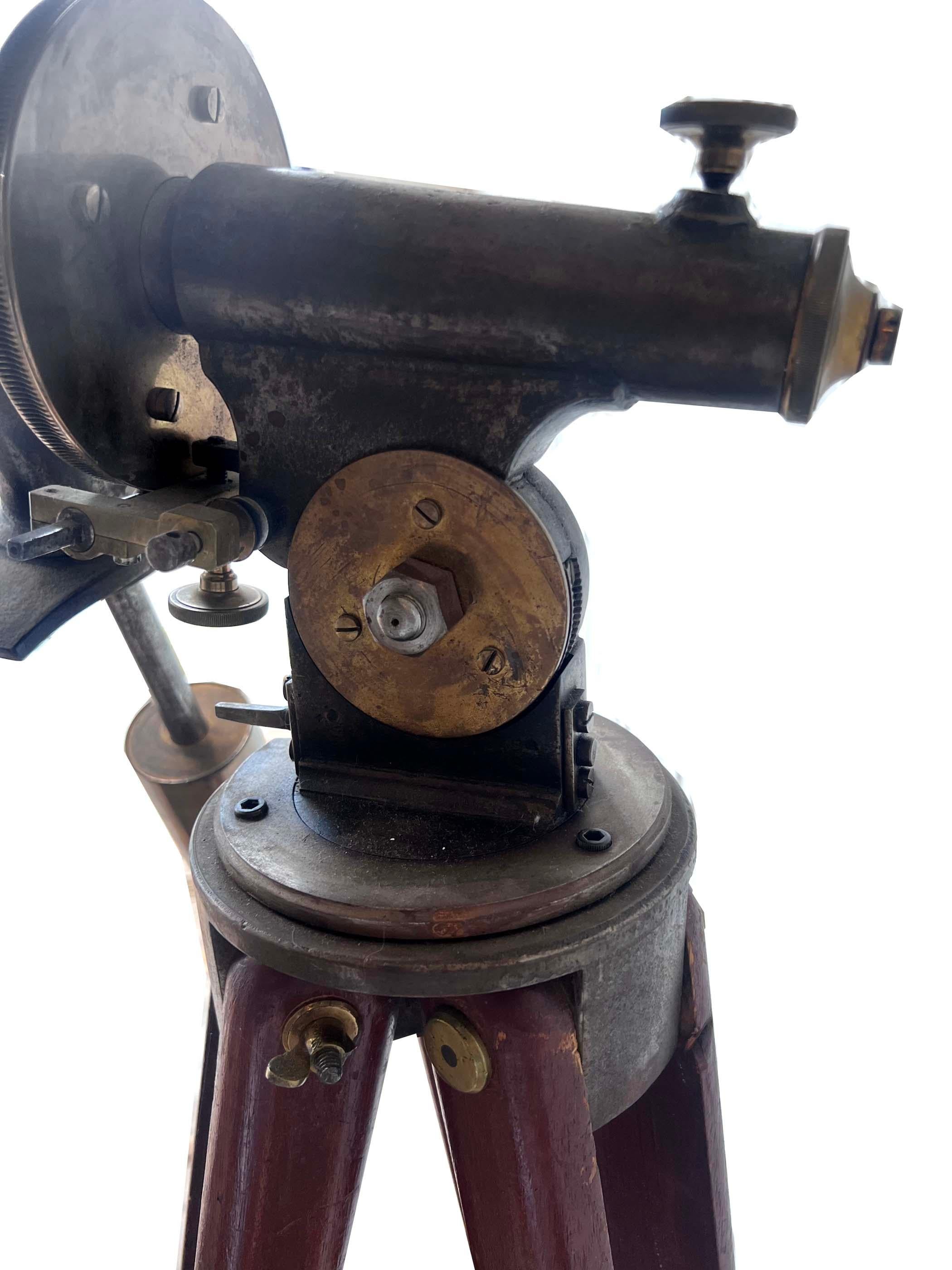 Telescope John Byrne du 19e siècle en laiton avec trépied Abîmé - En vente à Sag Harbor, NY