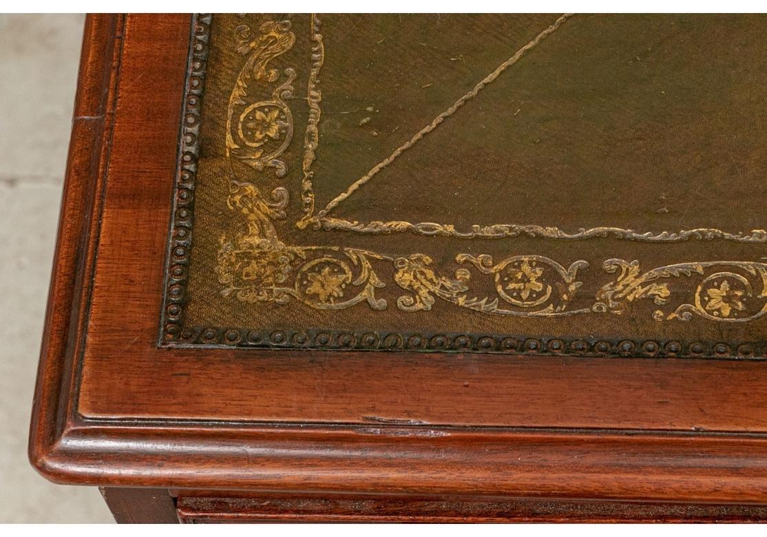 Anglais Bureau d'associé à trou de genou du 19e siècle avec dessus en cuir olivier travaillé en vente