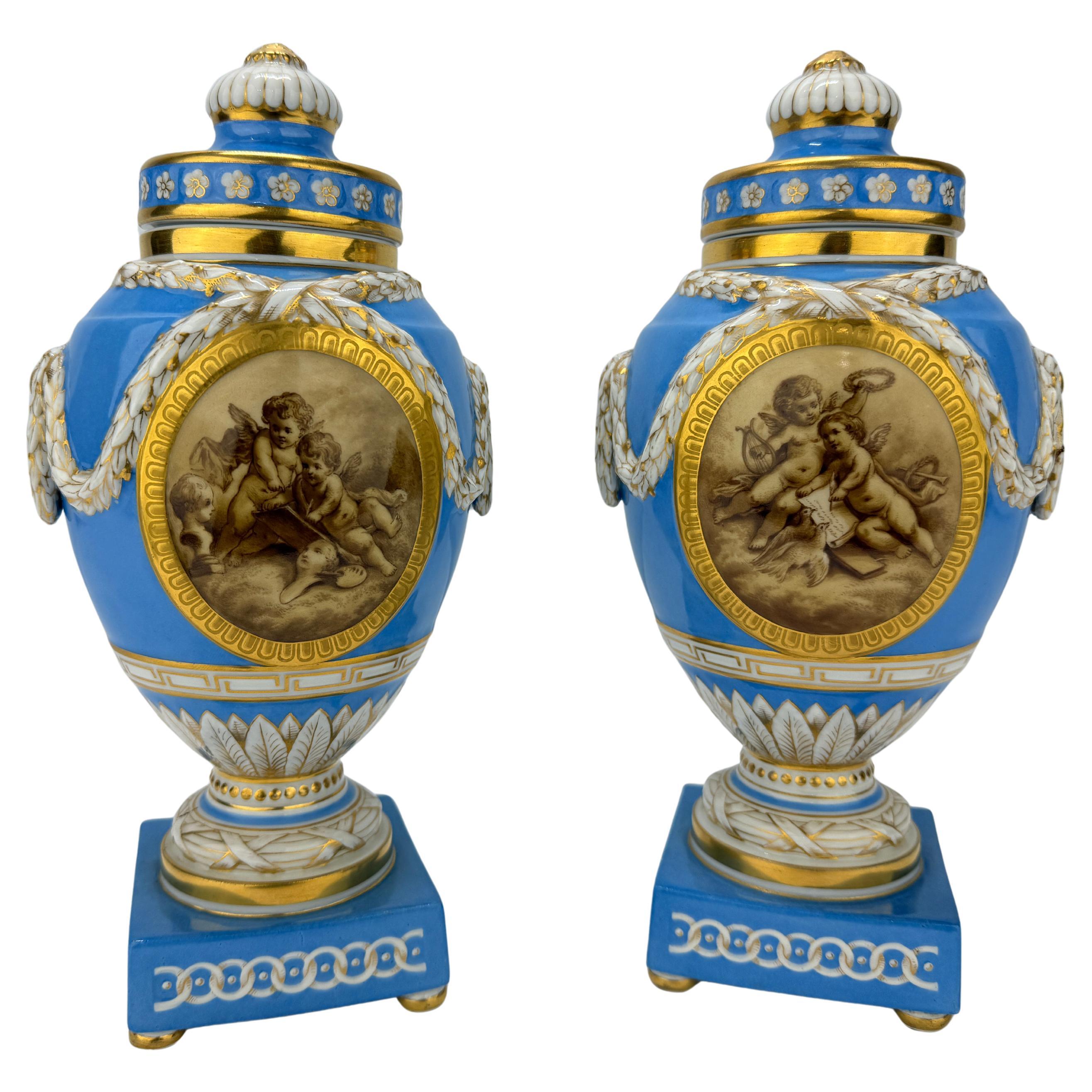 Pareja de urnas de ventana de porcelana KPM Porcelain del s. XIX con fondo azul celeste y grisalla