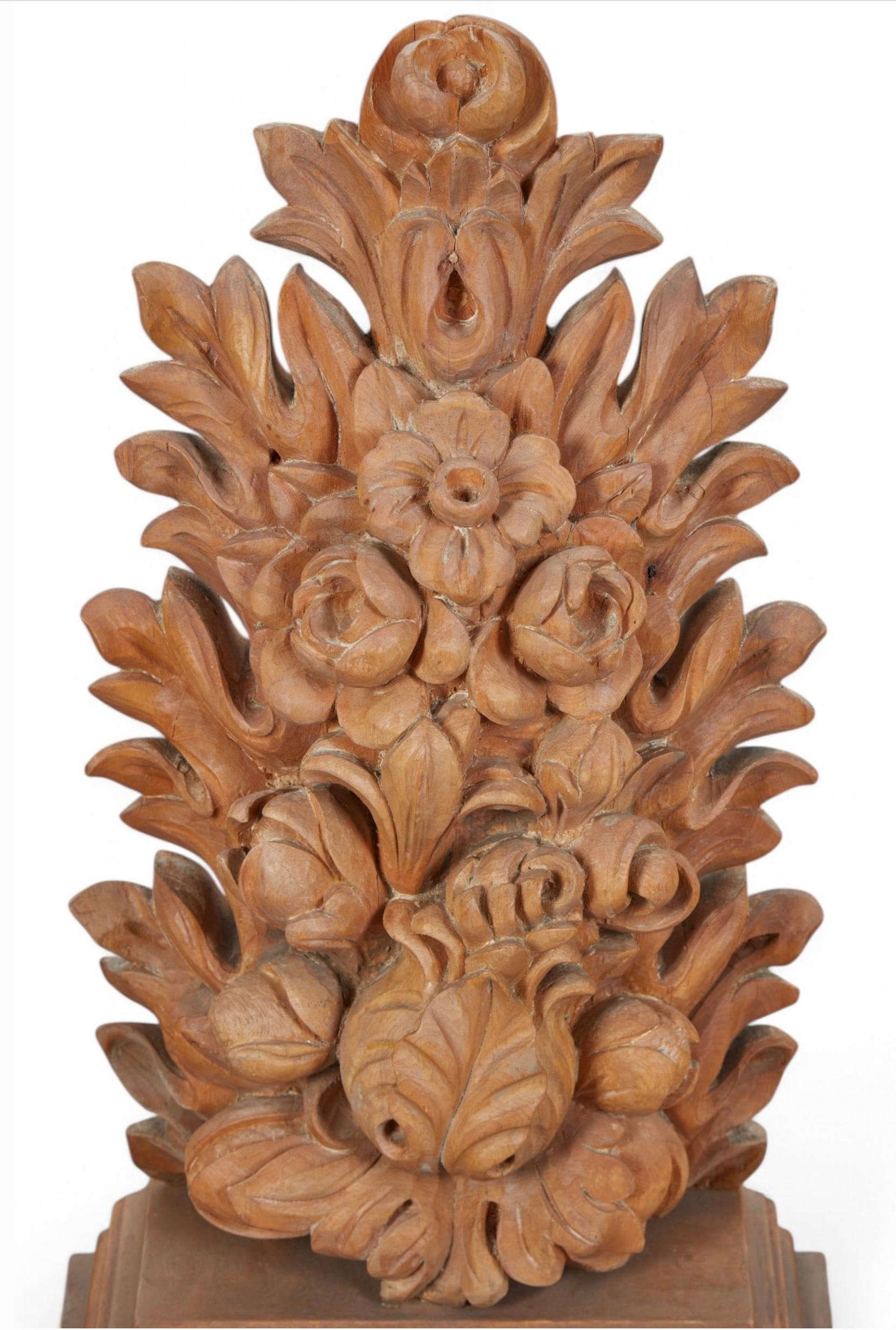 Néo-rococo 19ème siècle. Grandes consoles murales en pin sculpté et cérusé - Paire en vente