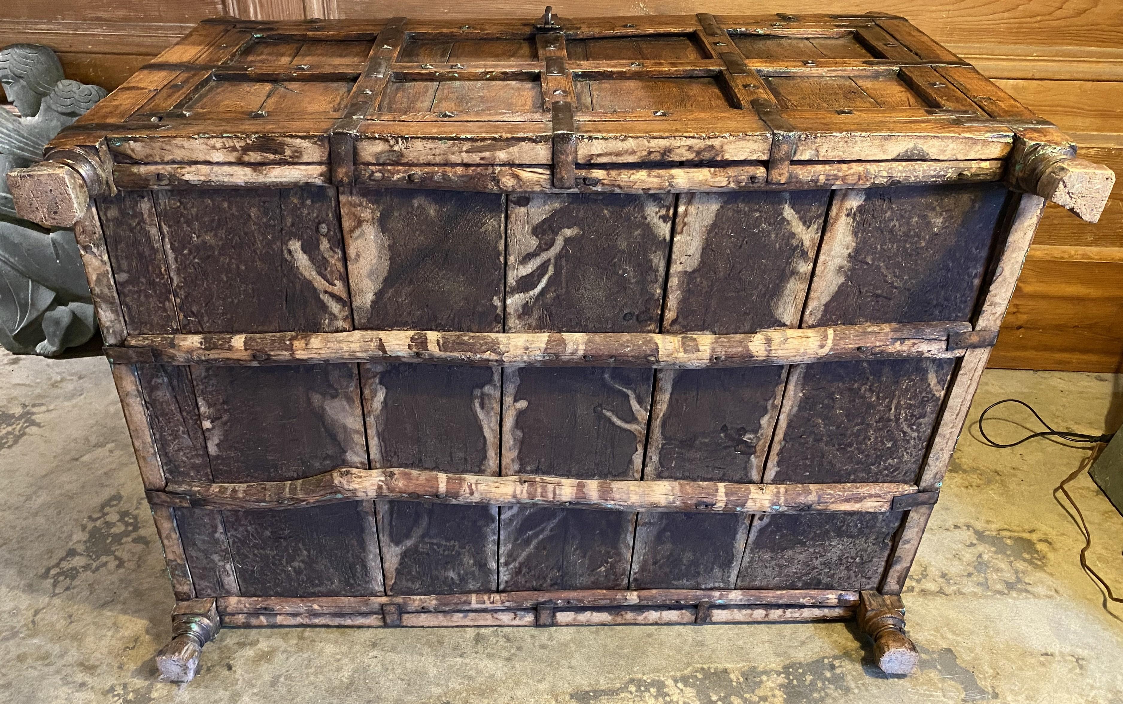 Grande boîte à bâtons ou commode Dowry indienne du 19e siècle parfaite pour table basse en vente 3