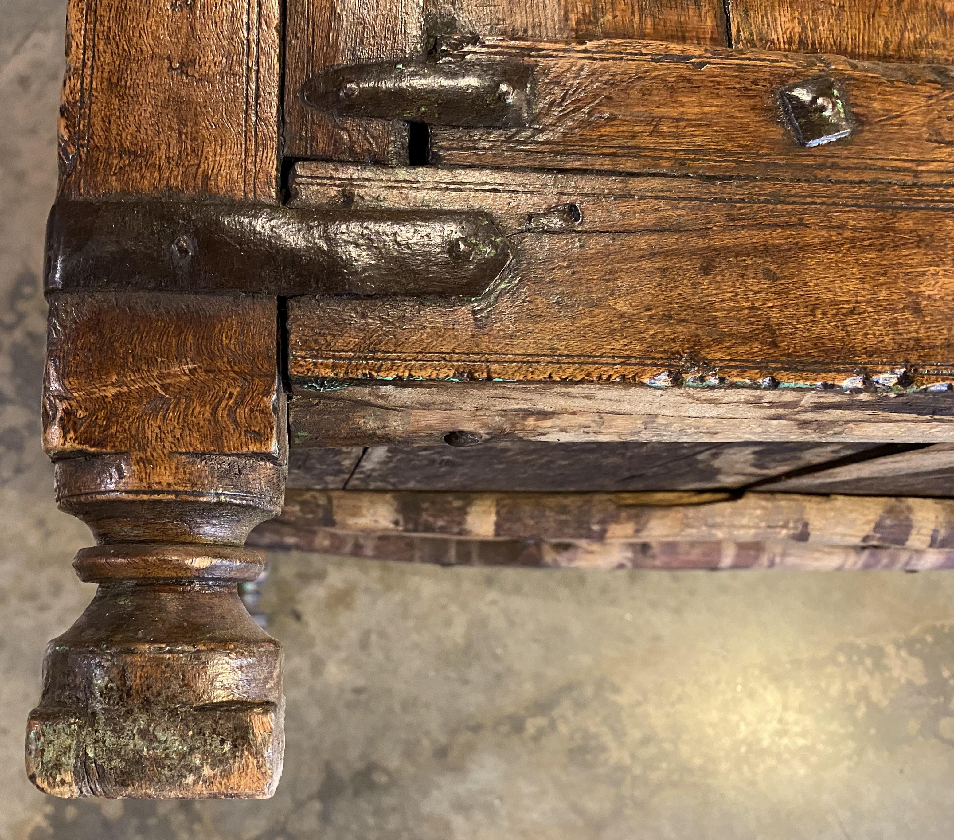 Grande boîte à bâtons ou commode Dowry indienne du 19e siècle parfaite pour table basse en vente 4