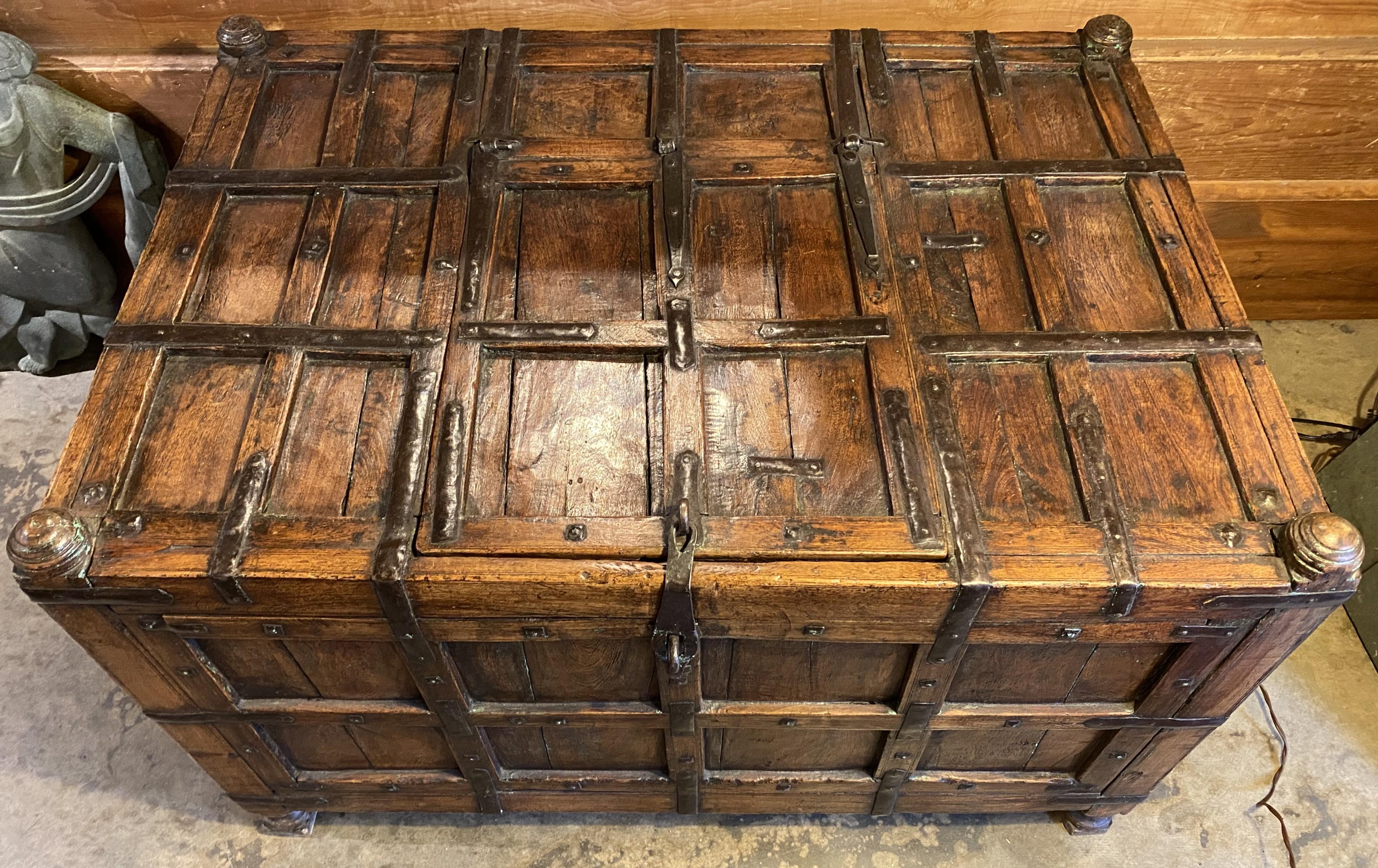 Indien Grande boîte à bâtons ou commode Dowry indienne du 19e siècle parfaite pour table basse en vente
