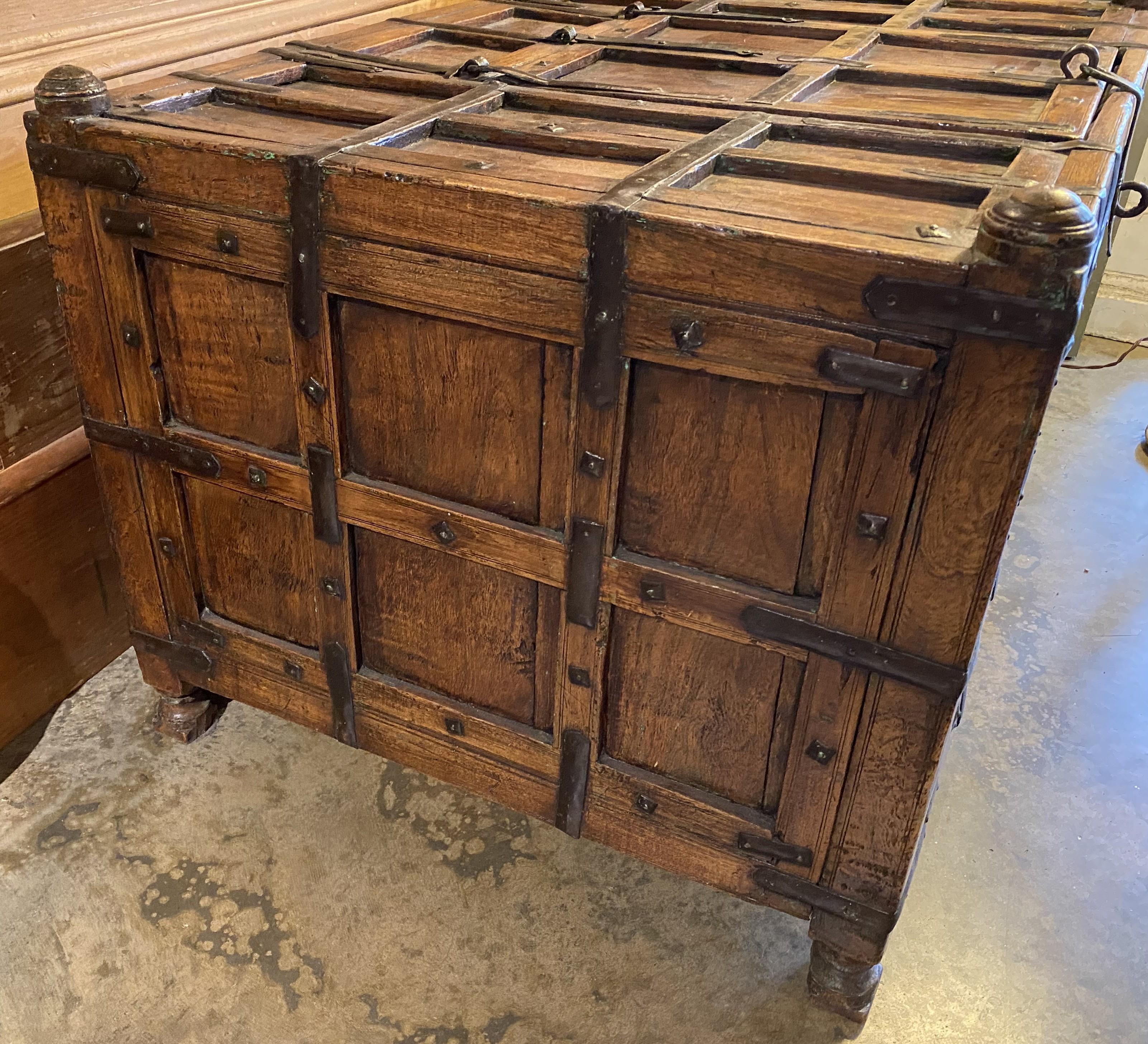 Sculpté à la main Grande boîte à bâtons ou commode Dowry indienne du 19e siècle parfaite pour table basse en vente