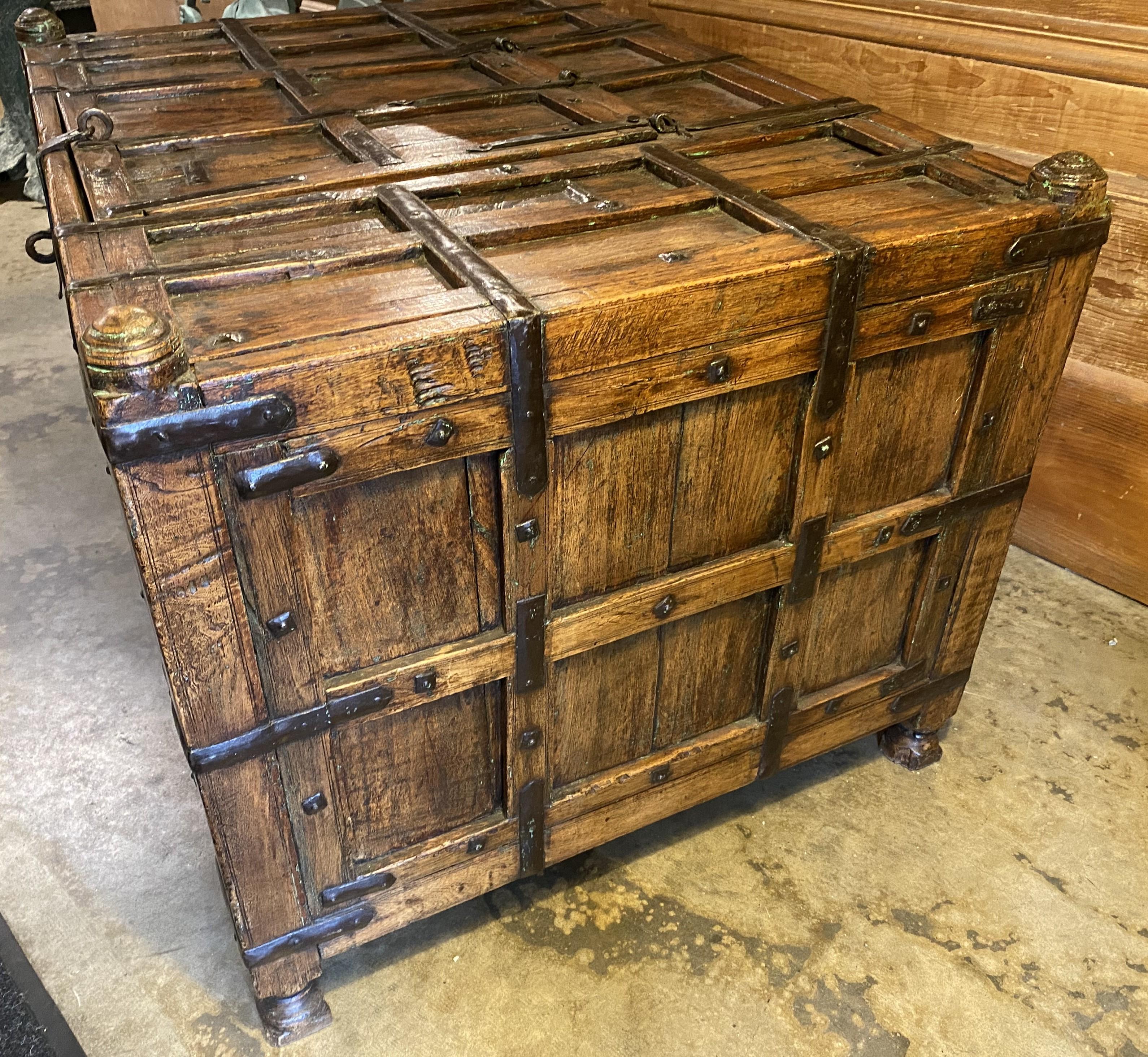 Grande boîte à bâtons ou commode Dowry indienne du 19e siècle parfaite pour table basse Bon état - En vente à Milford, NH