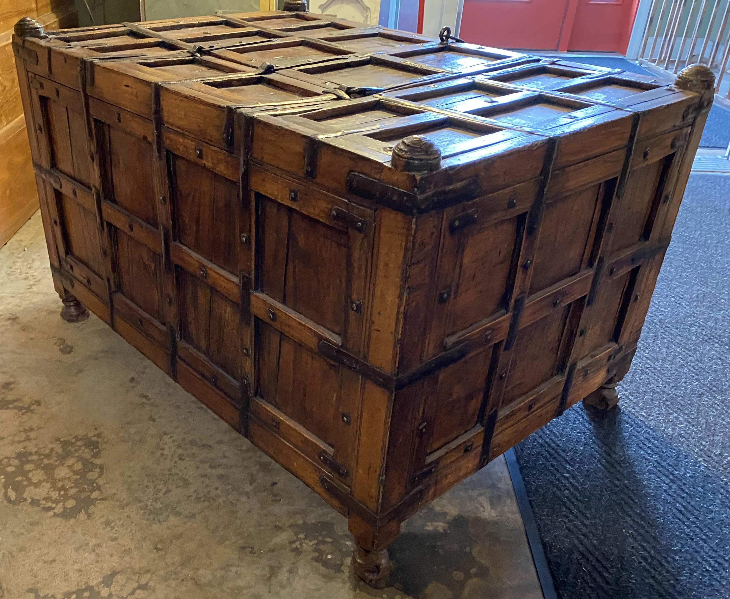 XIXe siècle Grande boîte à bâtons ou commode Dowry indienne du 19e siècle parfaite pour table basse en vente