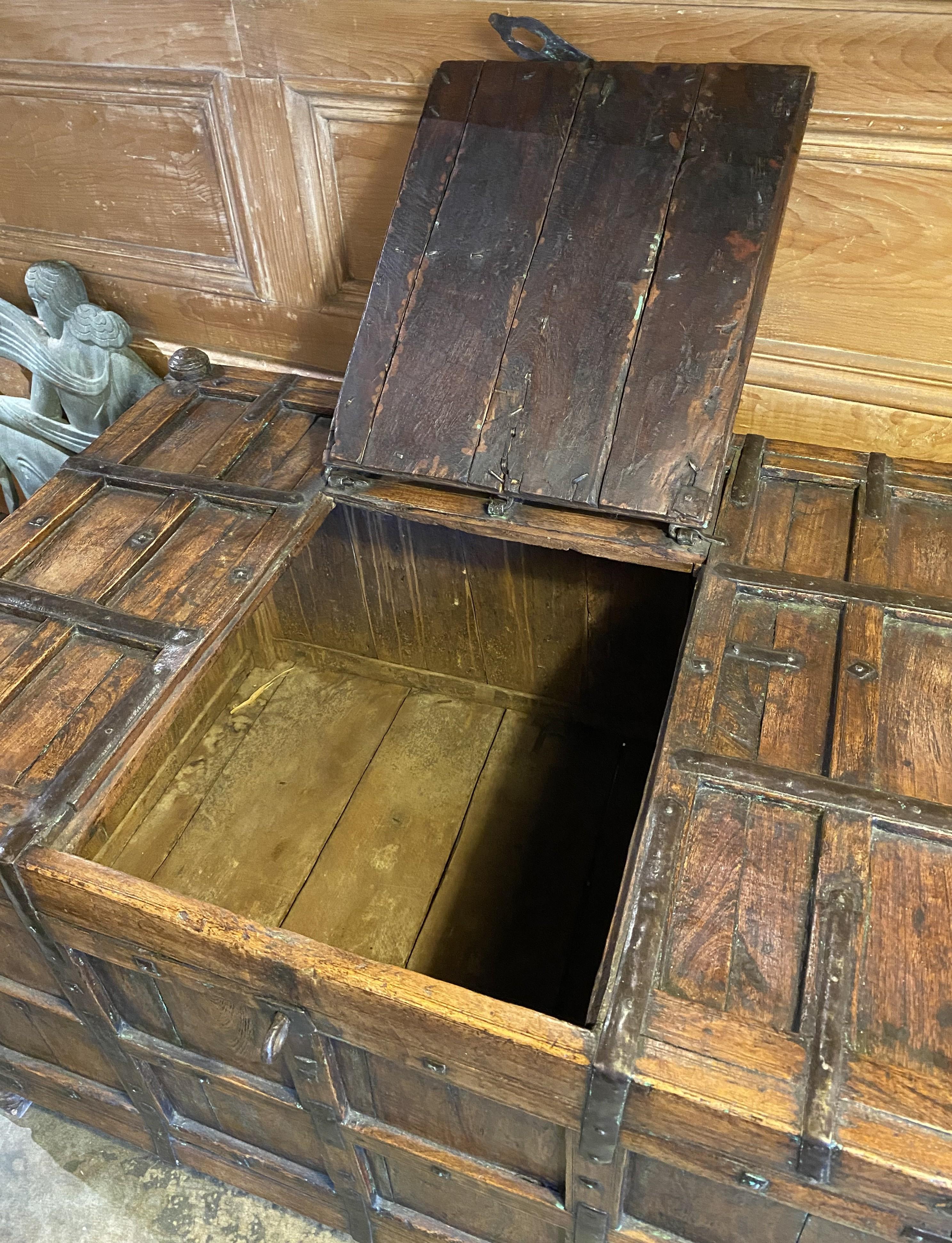 Fer Grande boîte à bâtons ou commode Dowry indienne du 19e siècle parfaite pour table basse en vente