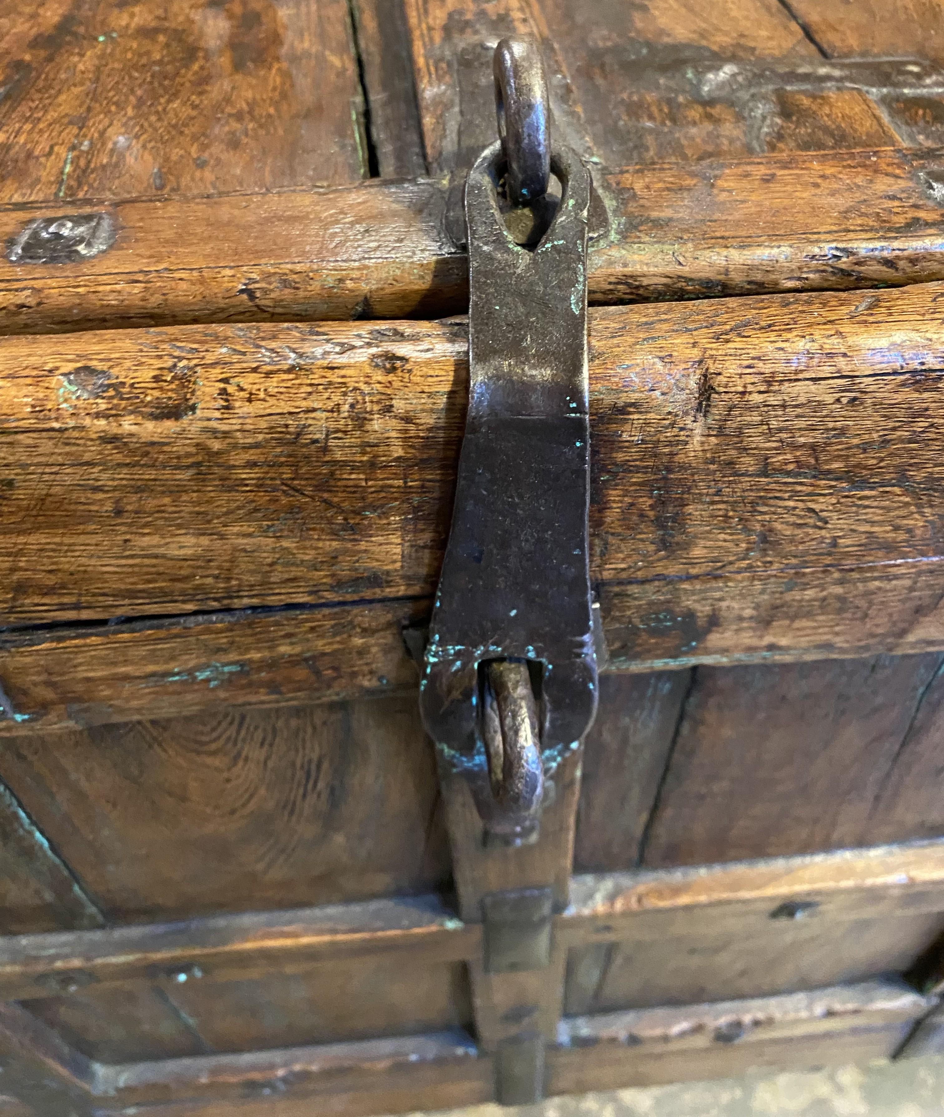 Grande boîte à bâtons ou commode Dowry indienne du 19e siècle parfaite pour table basse en vente 1