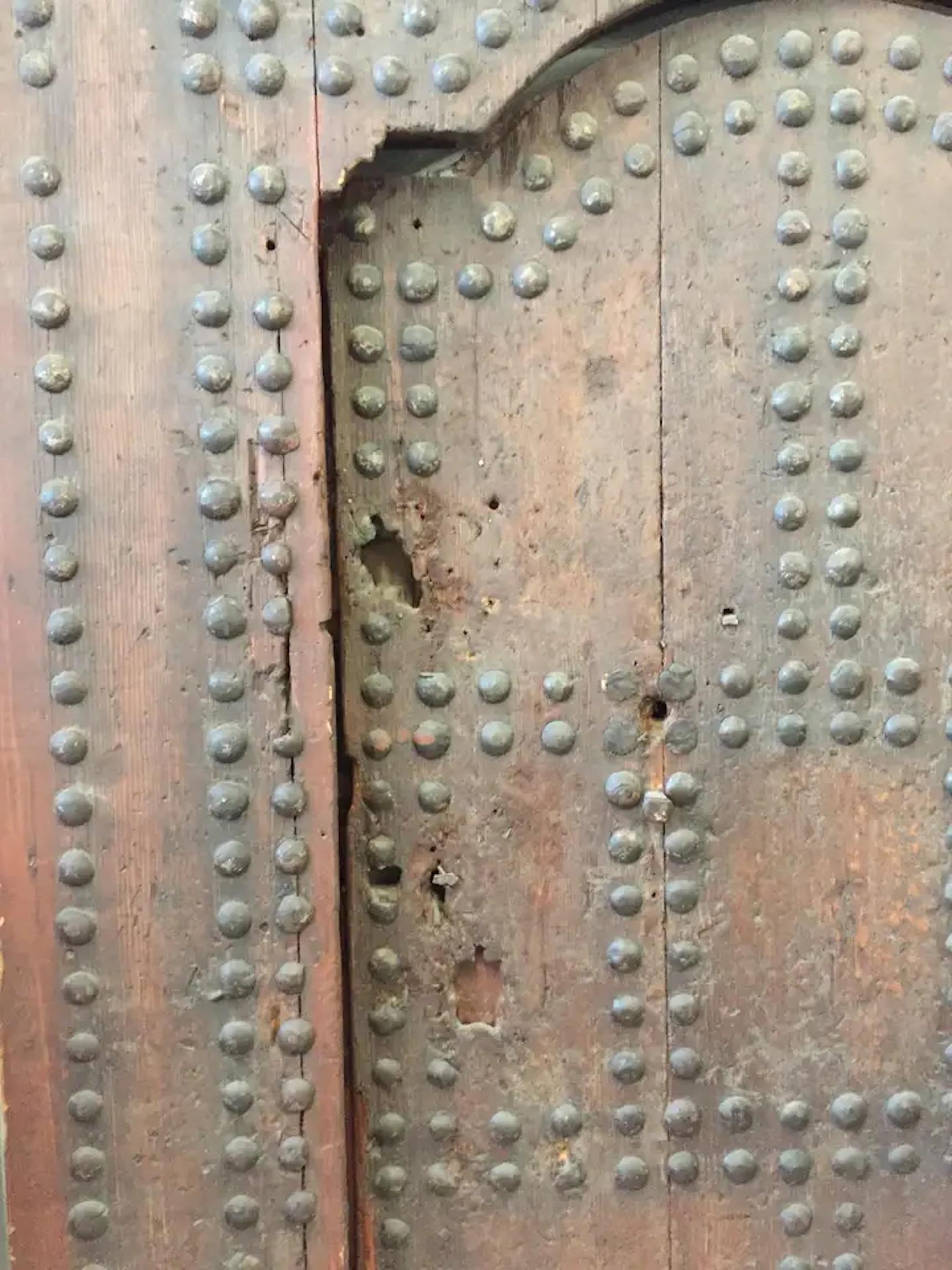 Grande porte ancienne marocaine du 19ème siècle en Ryad clouté, de style mauresque en vente 1