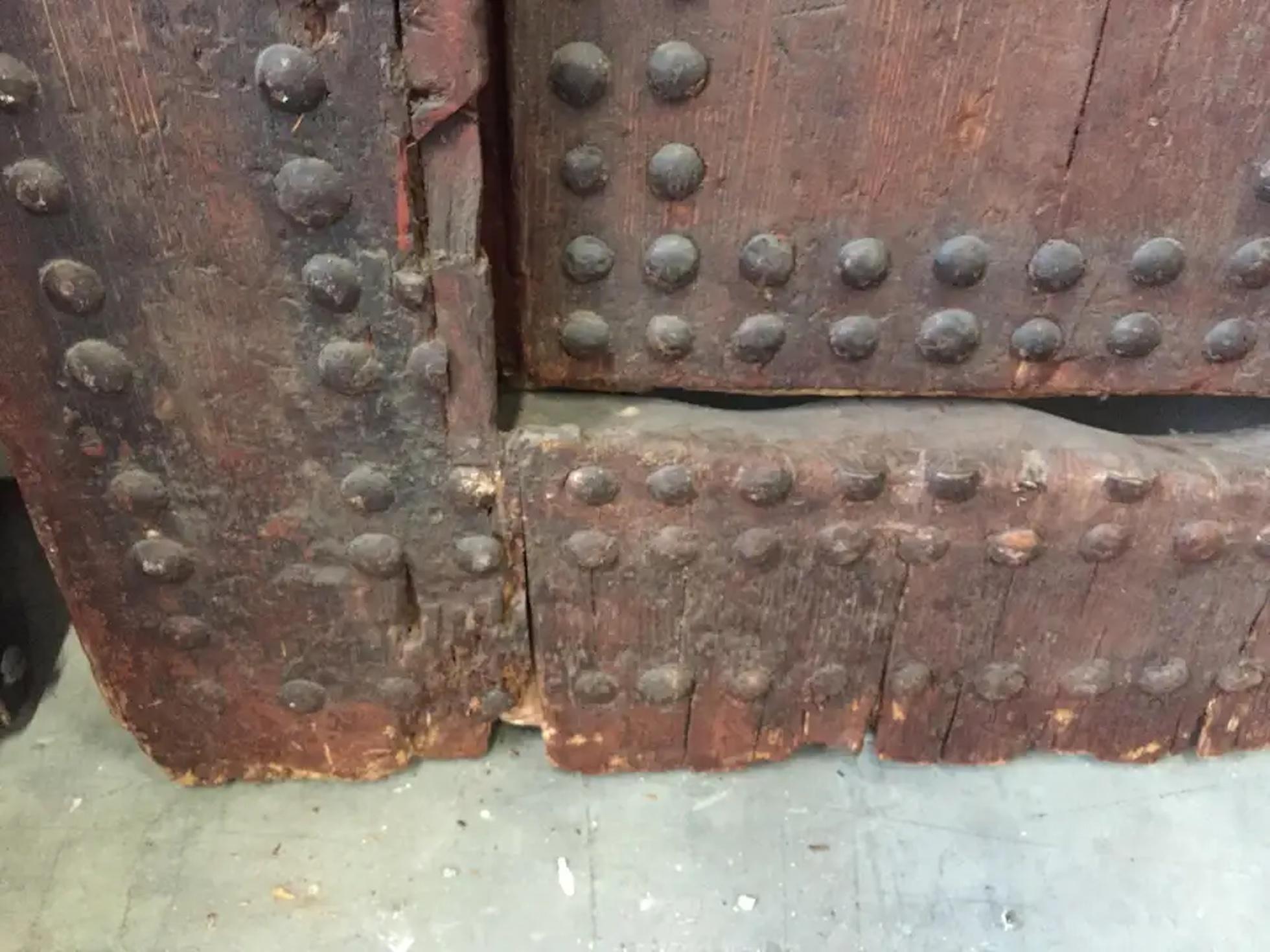Große marokkanische, antike, maurische Tür mit Nieten aus dem 19. Jahrhundert im Angebot 6