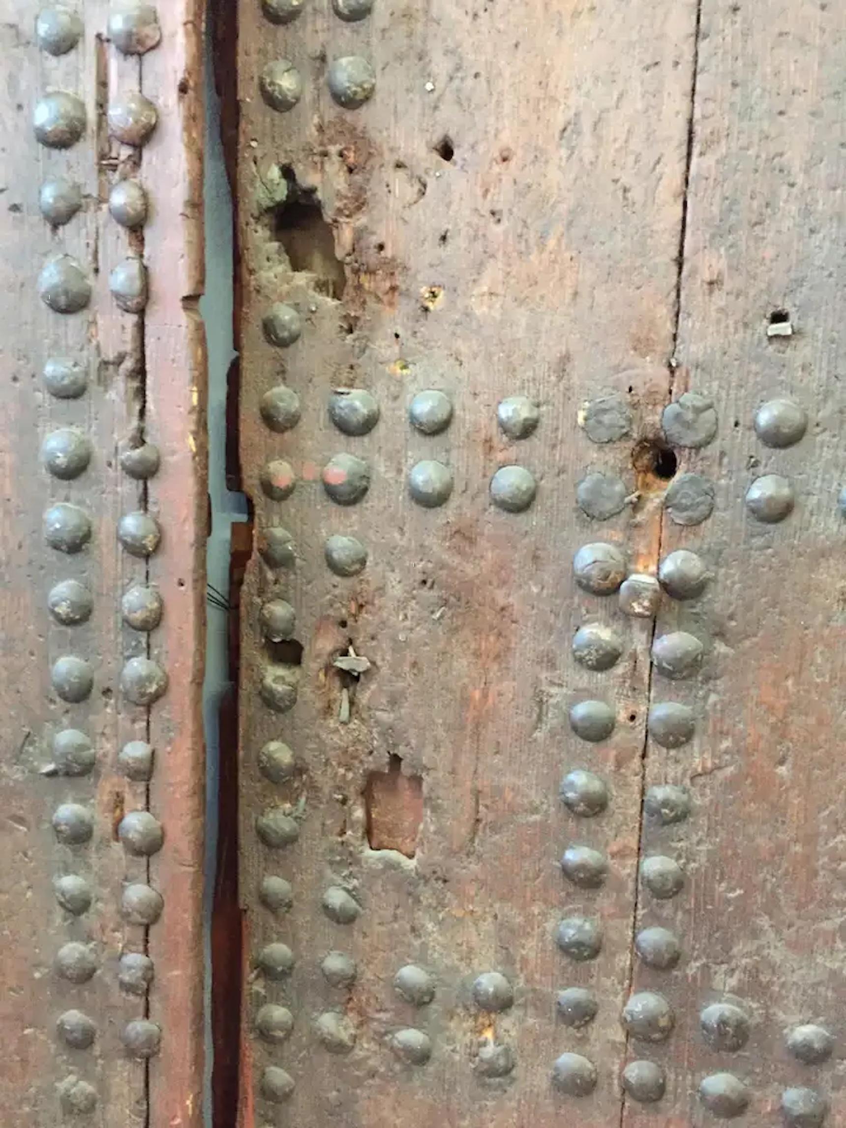 Große marokkanische, antike, maurische Tür mit Nieten aus dem 19. Jahrhundert im Angebot 7